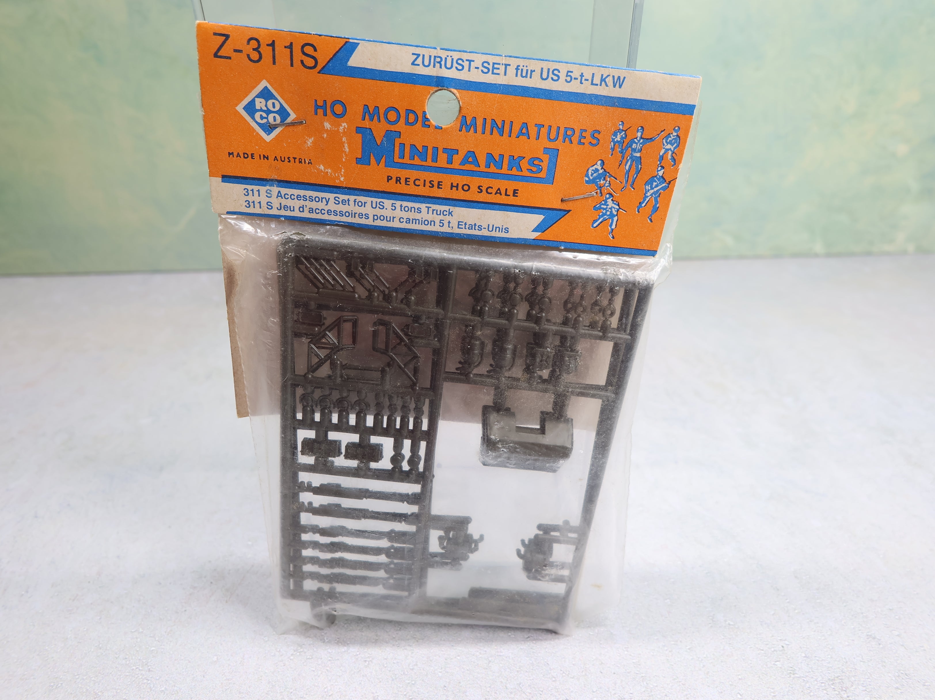 Roco Z311S HO Scale MiniTanks Accessory Set for US 5 Tons Trucks (Air Filter, Exhaust Pipes, Petrol Cans, Fire Extinguishers) Details