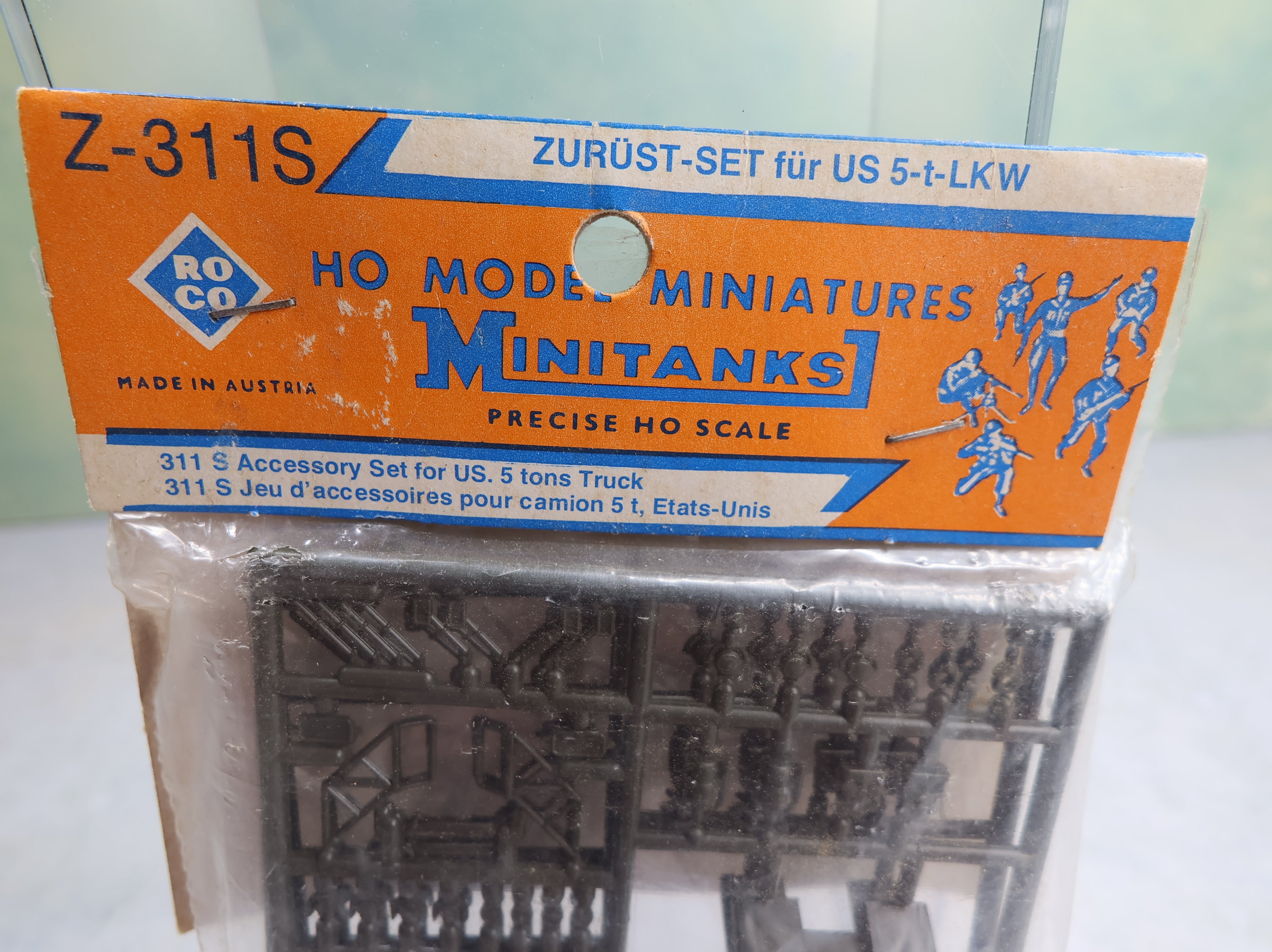 Roco Z311S HO Scale MiniTanks Accessory Set for US 5 Tons Trucks (Air Filter, Exhaust Pipes, Petrol Cans, Fire Extinguishers) Details