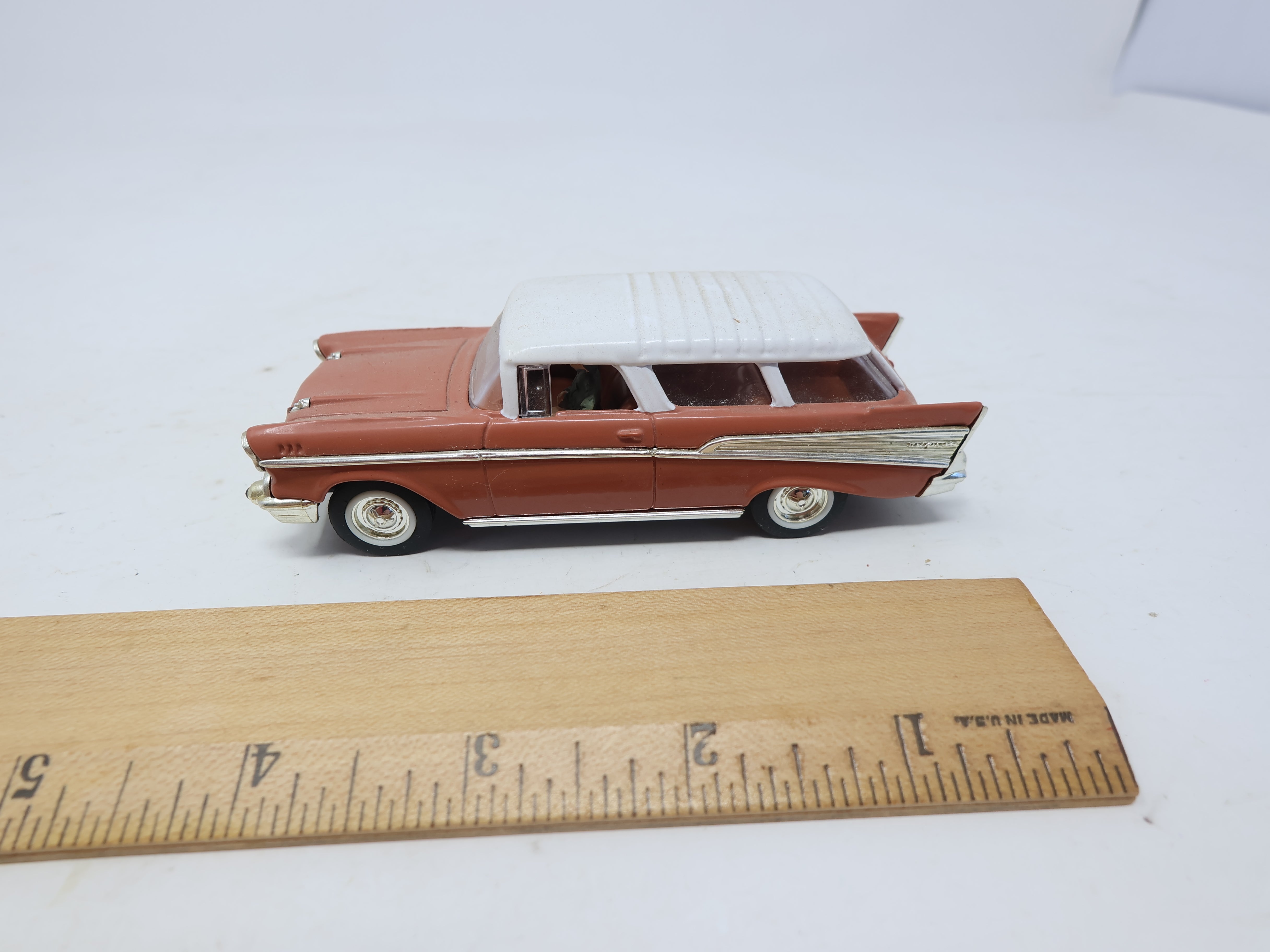 USED 94203 , 1957 Chevrolet Nomad Car 1/43 Scale Road Signature