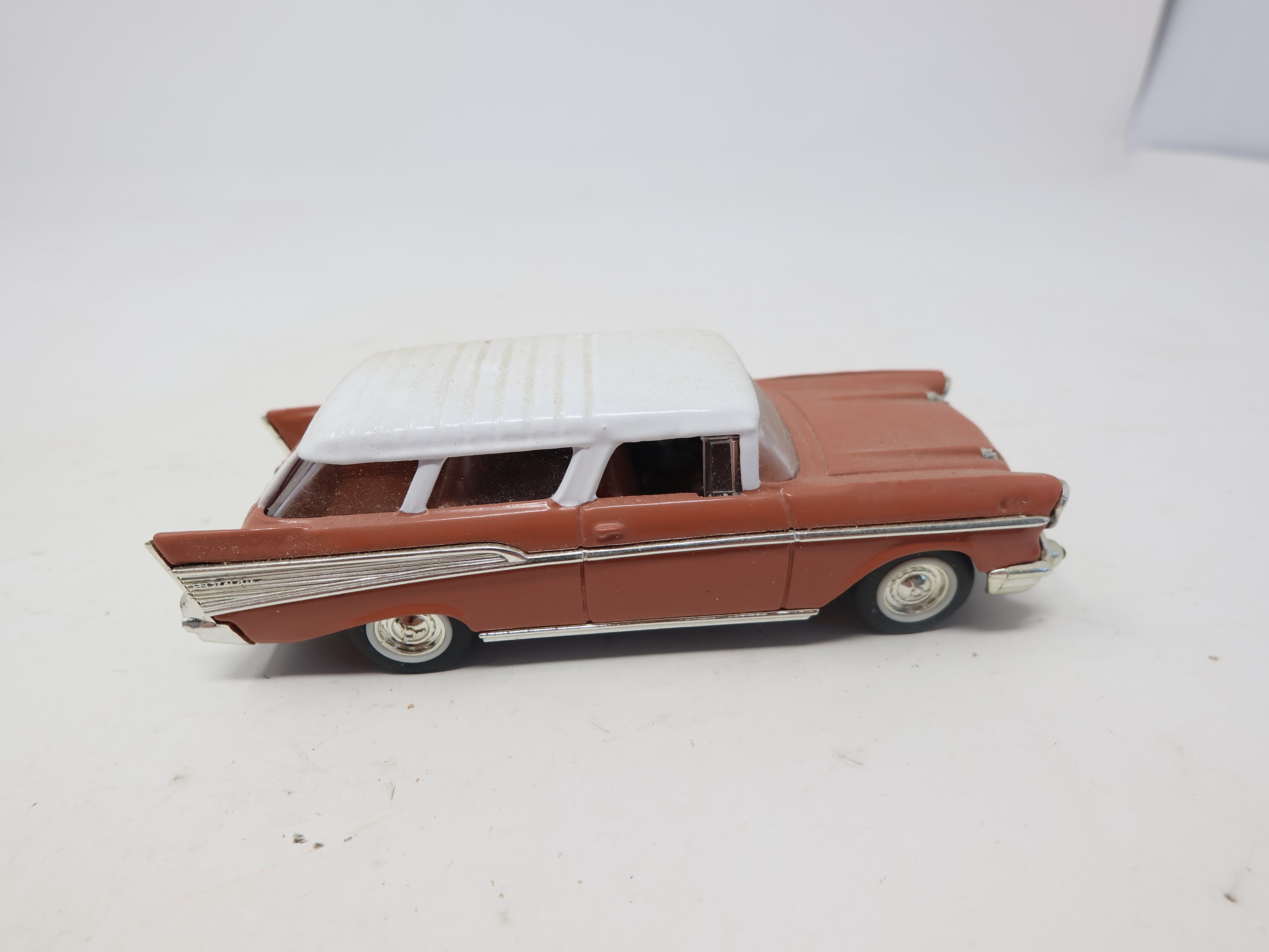 USED 94203 , 1957 Chevrolet Nomad Car 1/43 Scale Road Signature