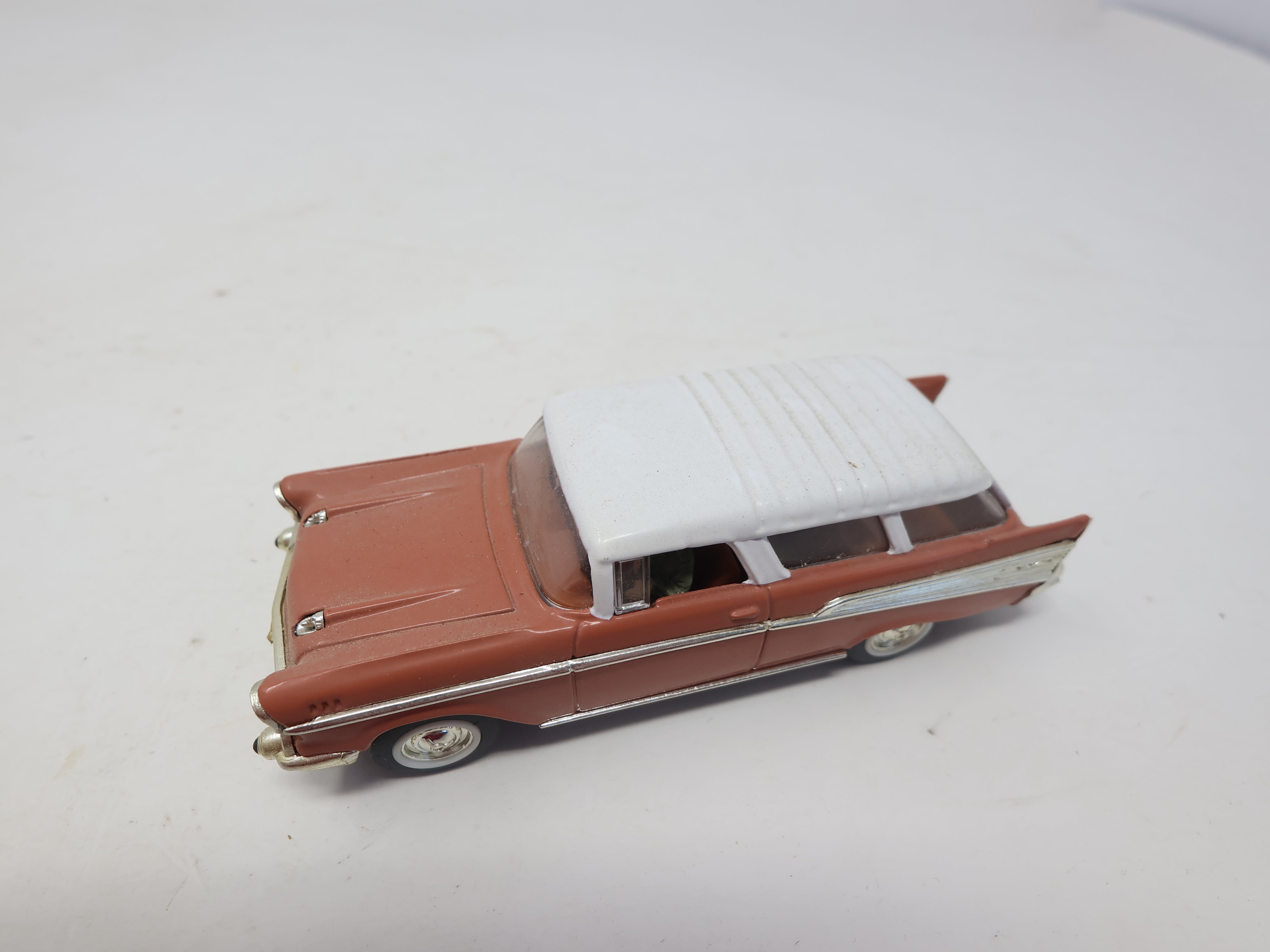 USED 94203 , 1957 Chevrolet Nomad Car 1/43 Scale Road Signature