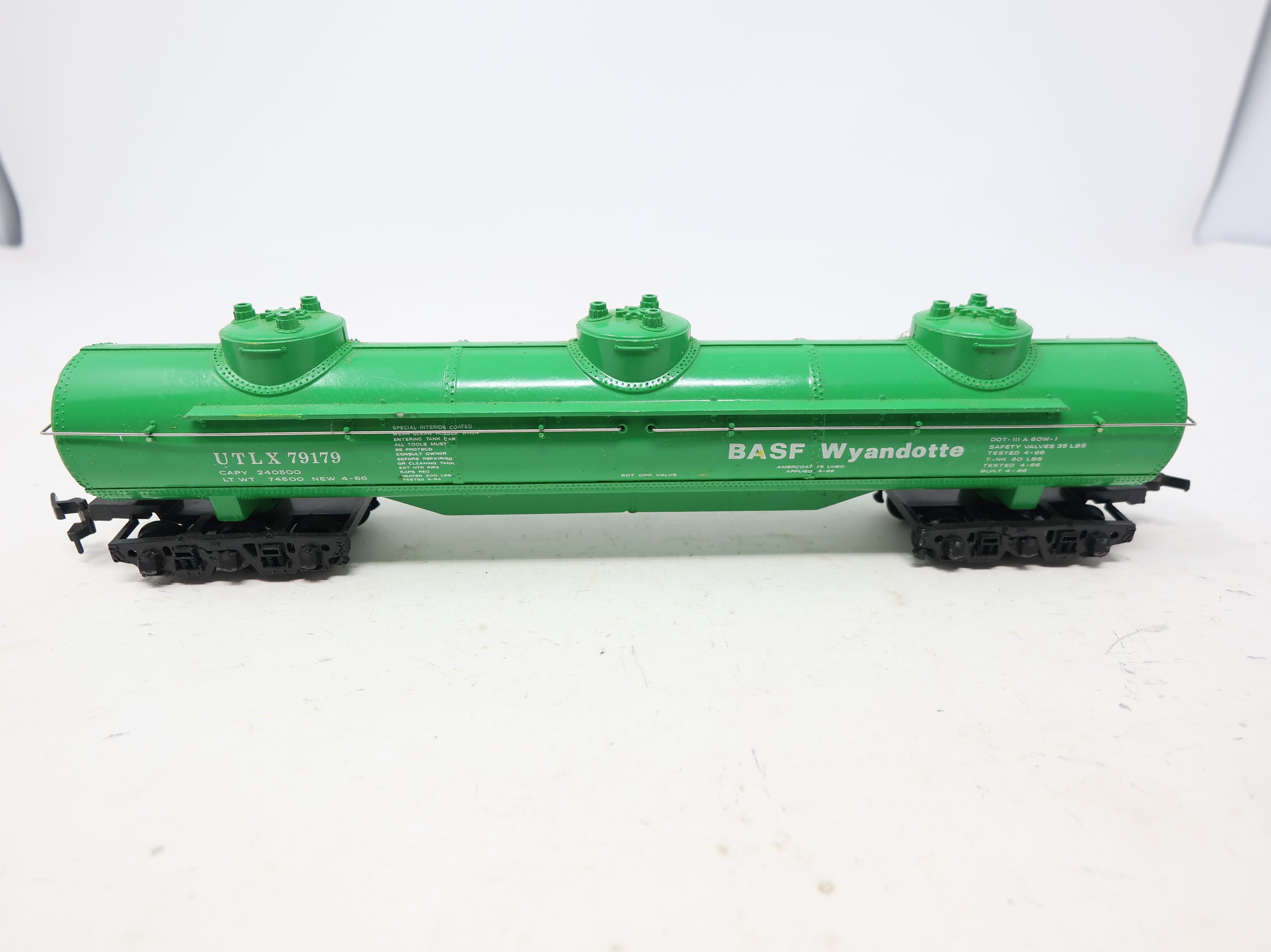 USED Bachmann HO Scale Large Triple Dome Tank Car BASF Wyandotte UTLX #79179