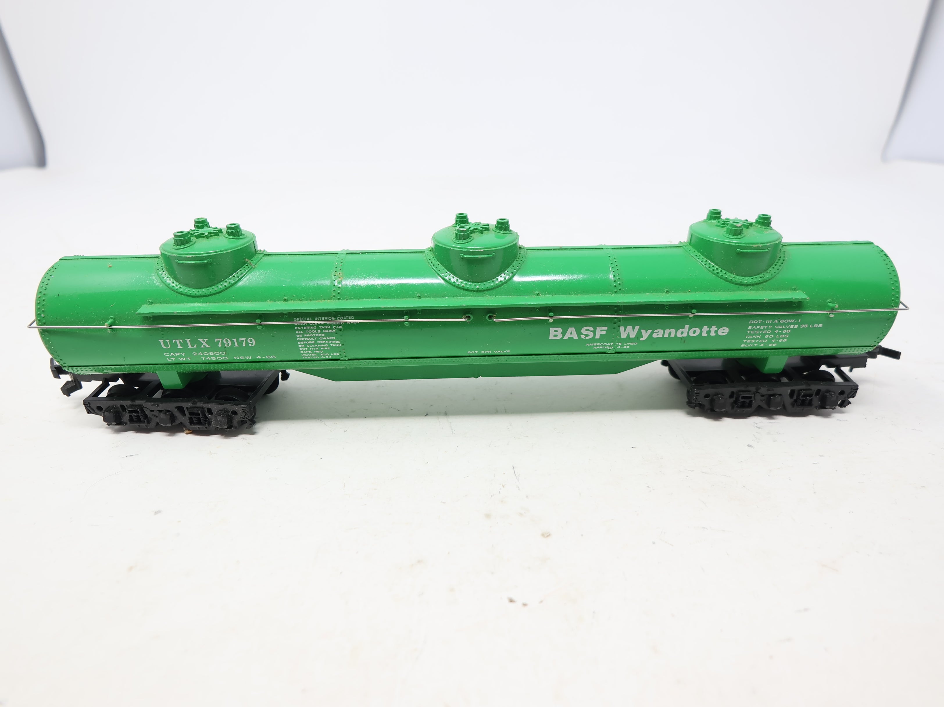 USED Bachmann HO Scale Large Triple Dome Tank Car BASF Wyandotte UTLX #79179