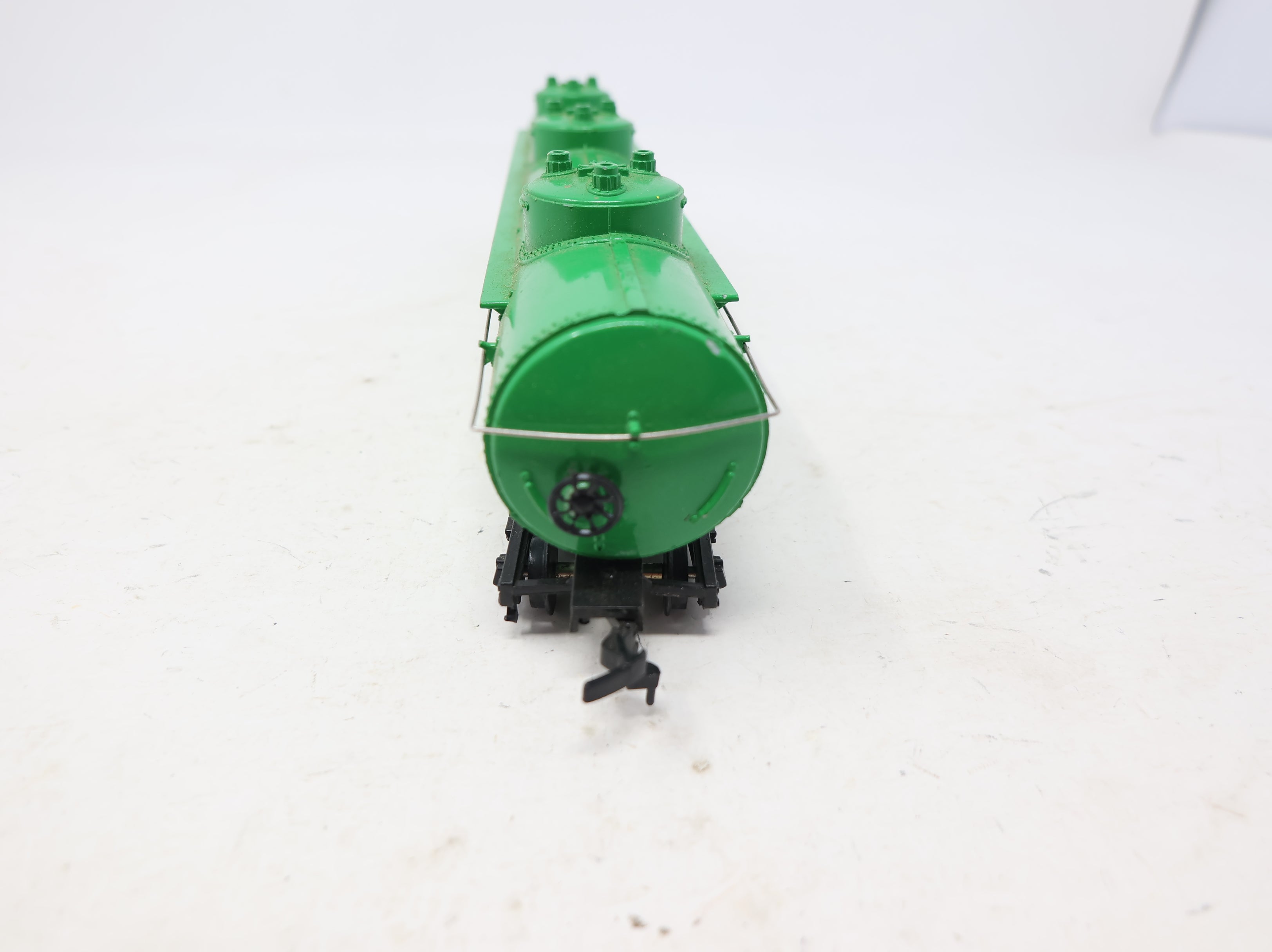 USED Bachmann HO Scale Large Triple Dome Tank Car BASF Wyandotte UTLX #79179