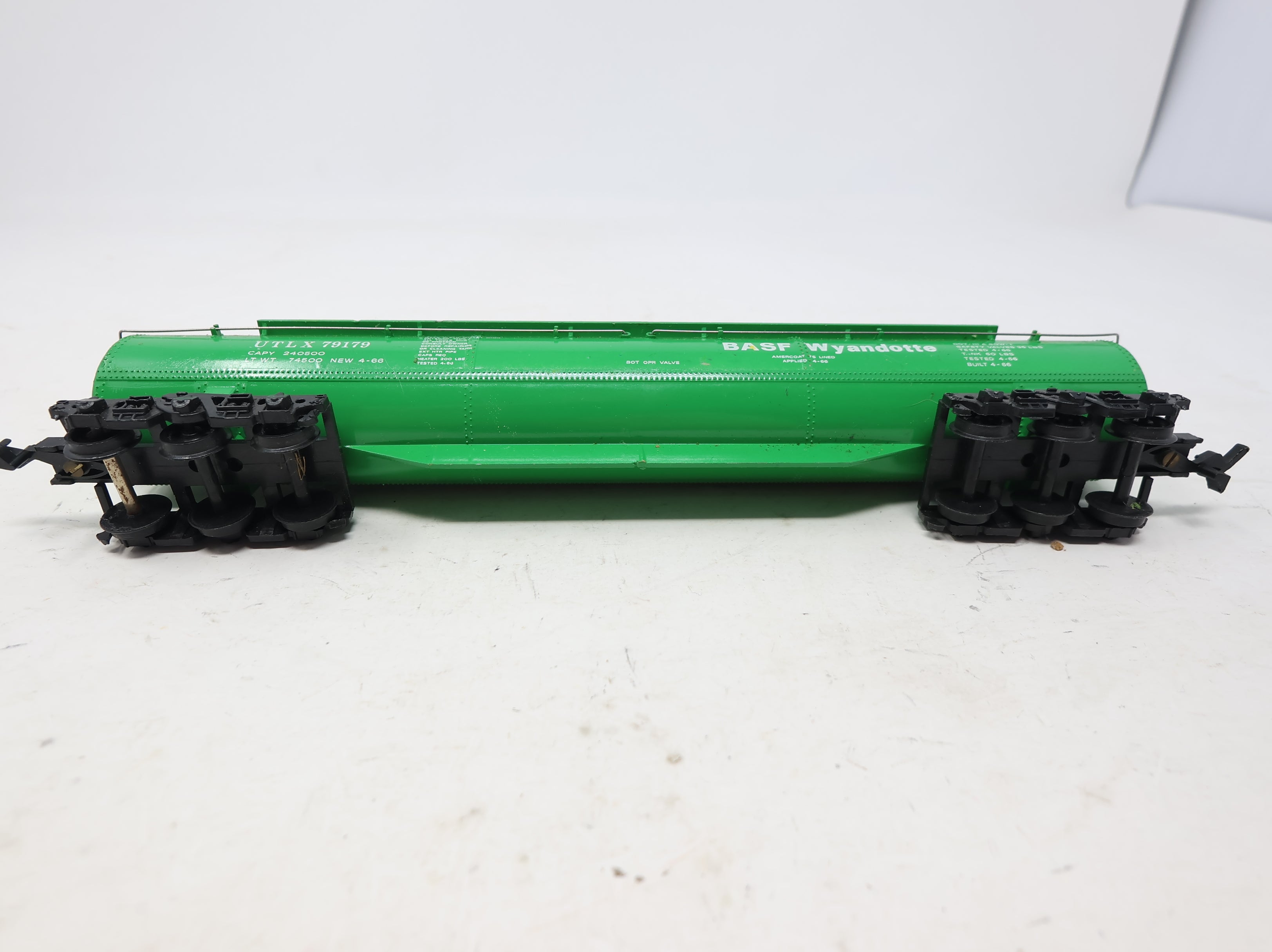 USED Bachmann HO Scale Large Triple Dome Tank Car BASF Wyandotte UTLX #79179