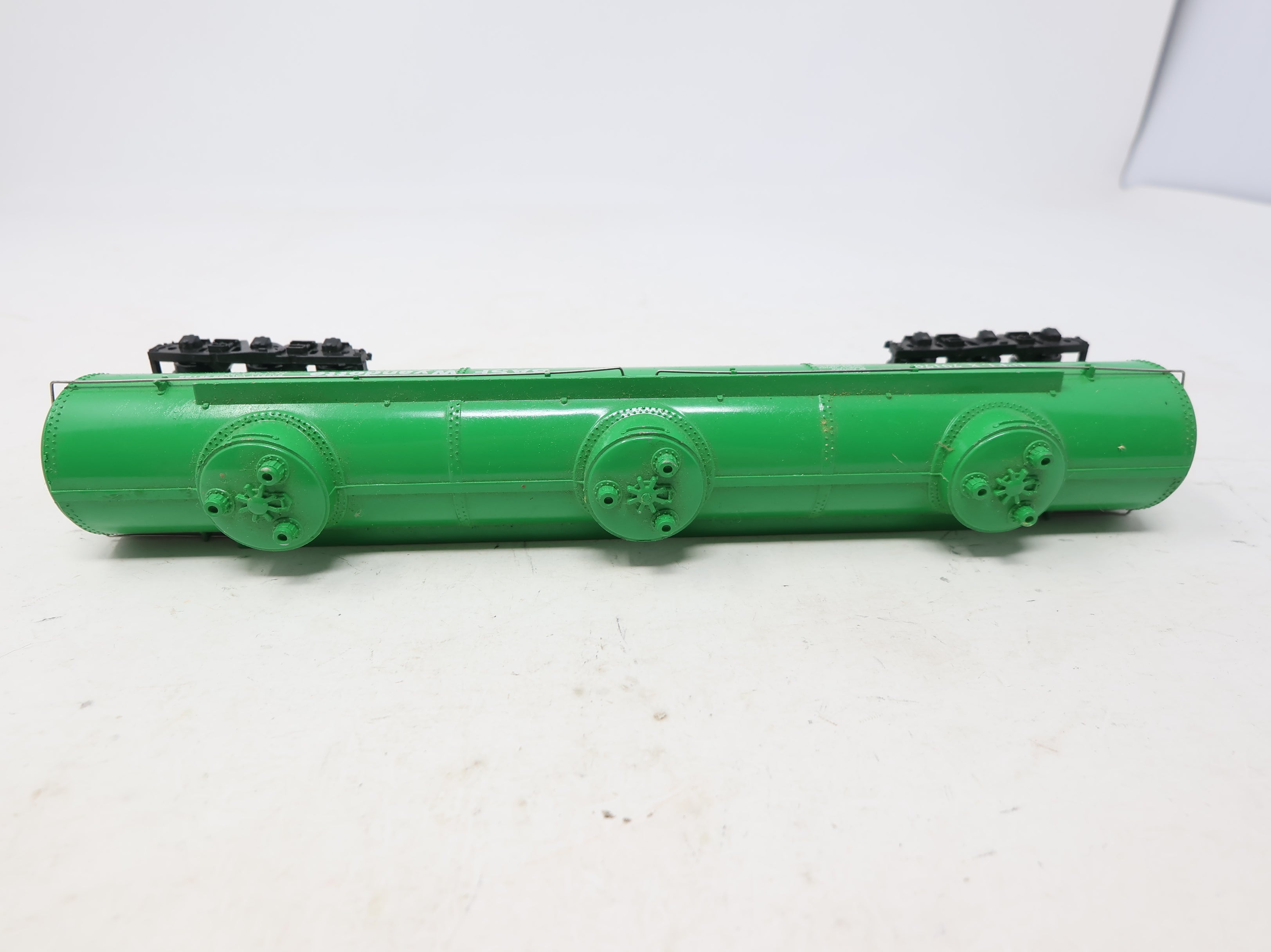 USED Bachmann HO Scale Large Triple Dome Tank Car BASF Wyandotte UTLX #79179