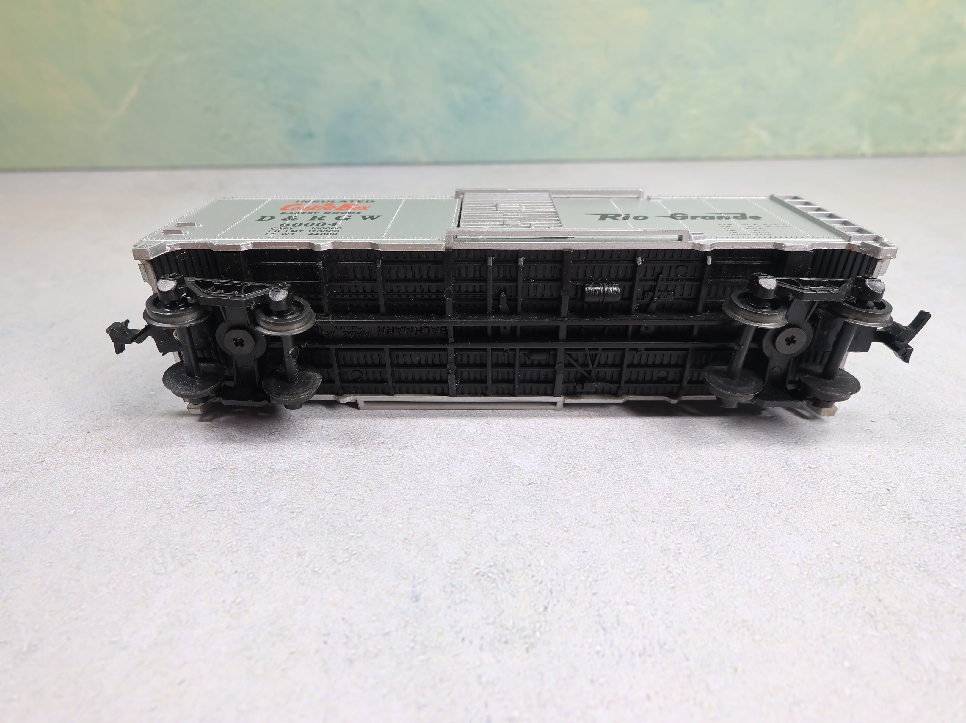 USED Bachmann HO Scale 40' Box Car Rio Grande D&RGW #60004 Cookie Box w/ Gearboxes