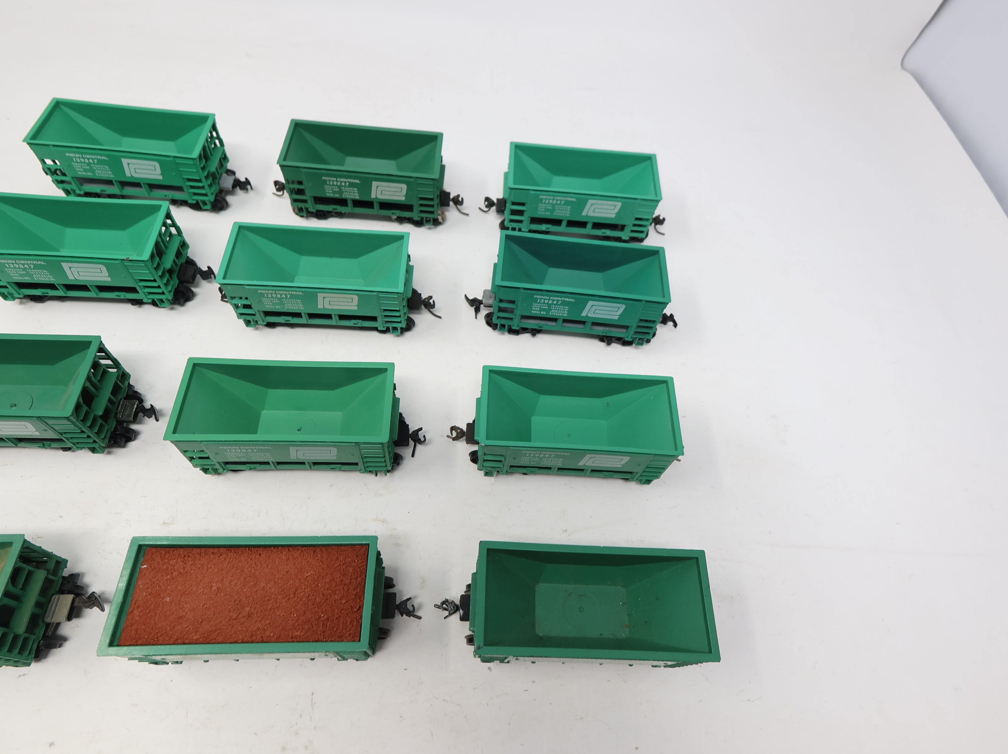 USED Roundhouse HO Scale Ore Car Penn Central #139847 (12 pcs)