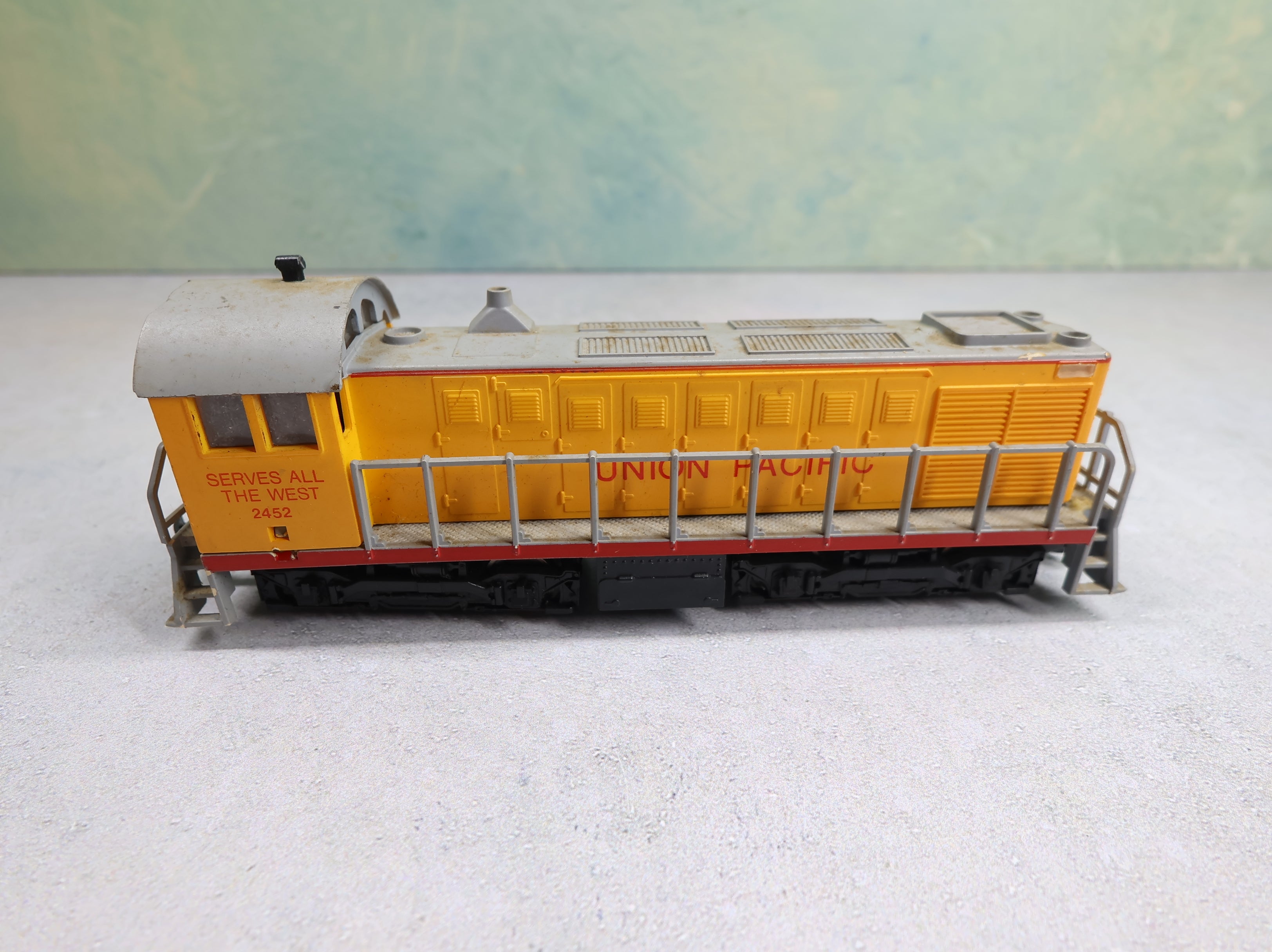 USED AHM HO Scale S-2 Diesel Locomotive Switcher Union Pacific #2452 Runs DC