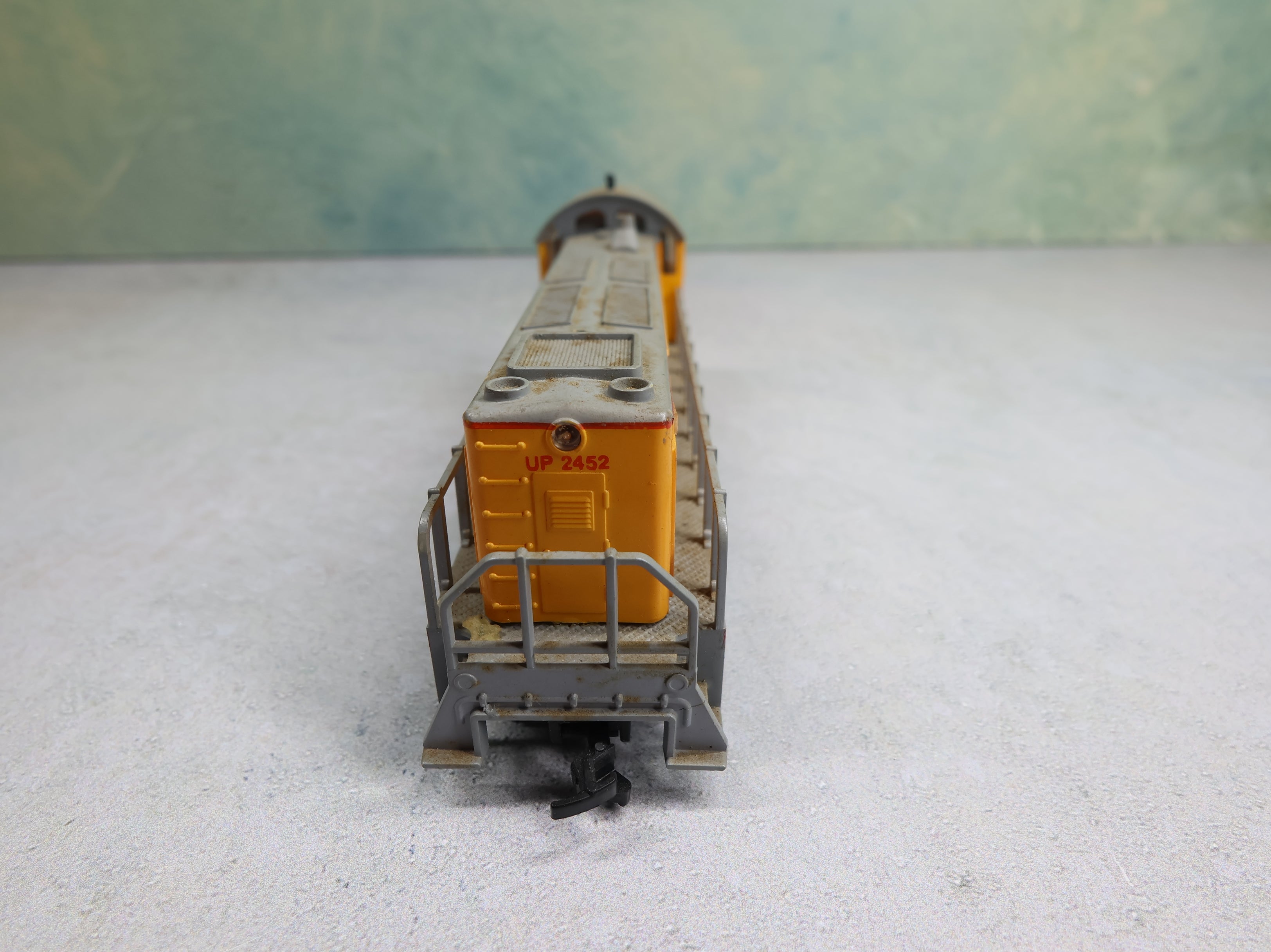 USED AHM HO Scale S-2 Diesel Locomotive Switcher Union Pacific #2452 Runs DC