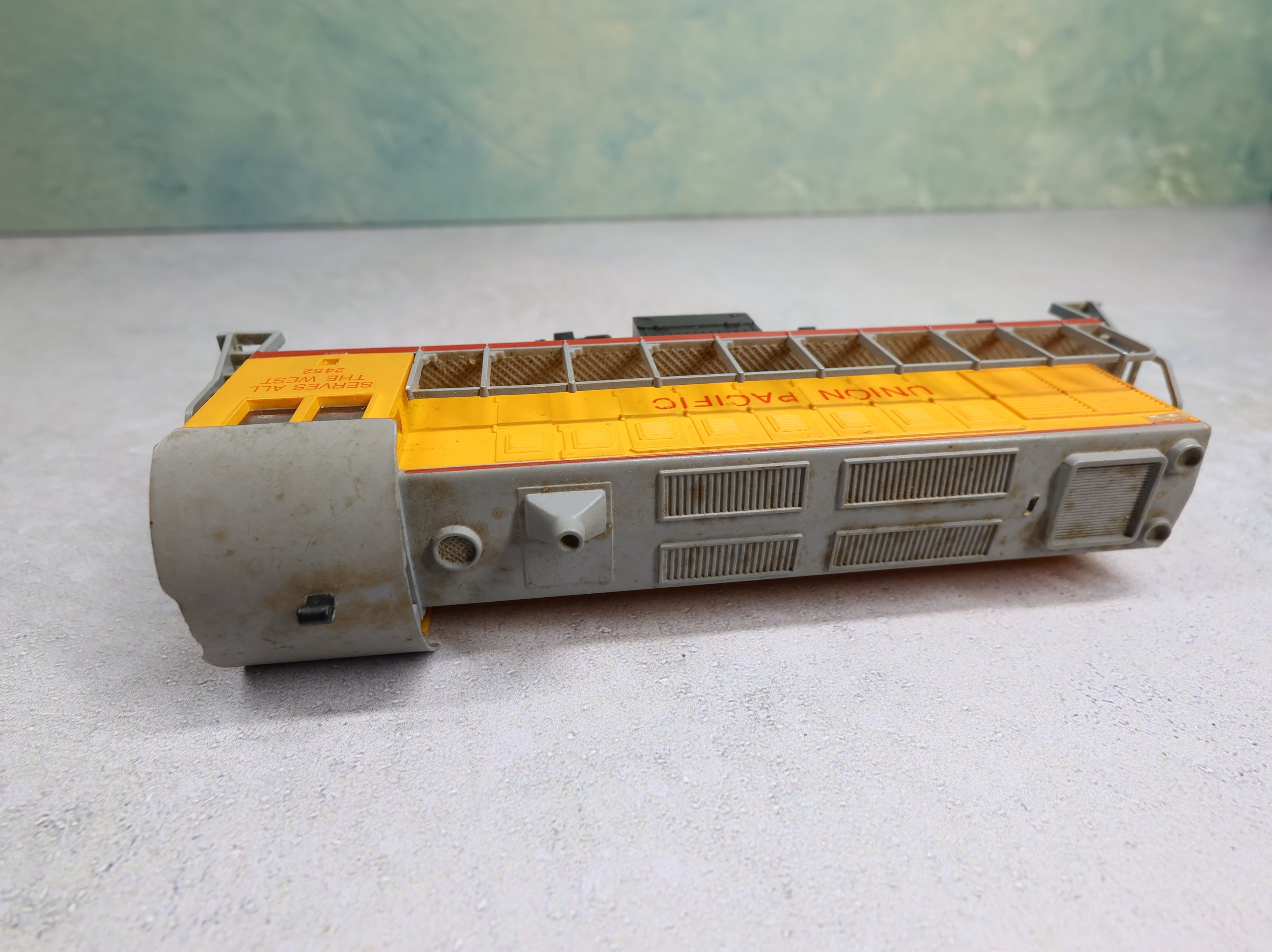 USED AHM HO Scale S-2 Diesel Locomotive Switcher Union Pacific #2452 Runs DC