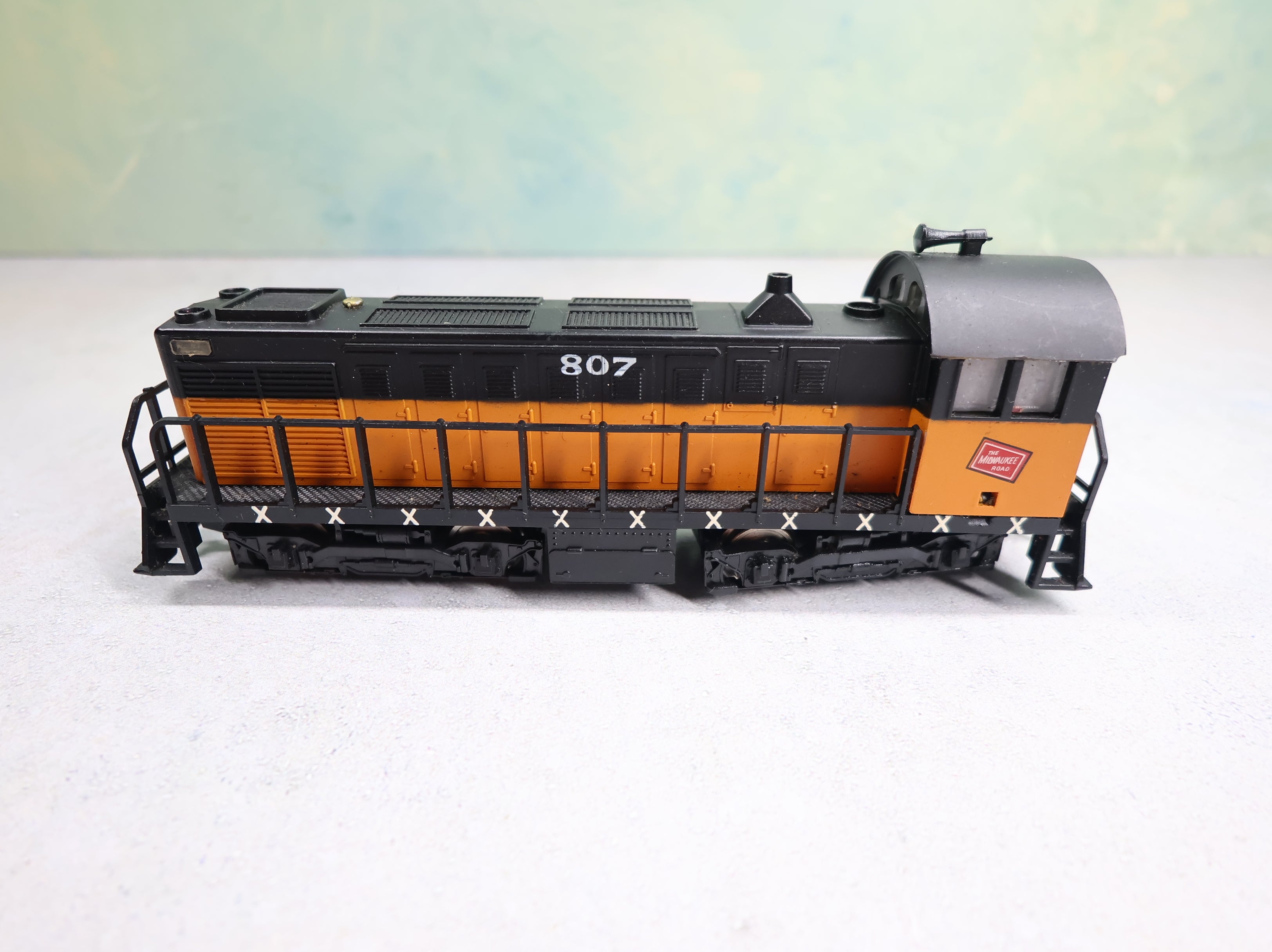 USED AHM HO Scale S-2 Diesel Locomotive Switcher Milwaukee Road #807 Runs Great DC