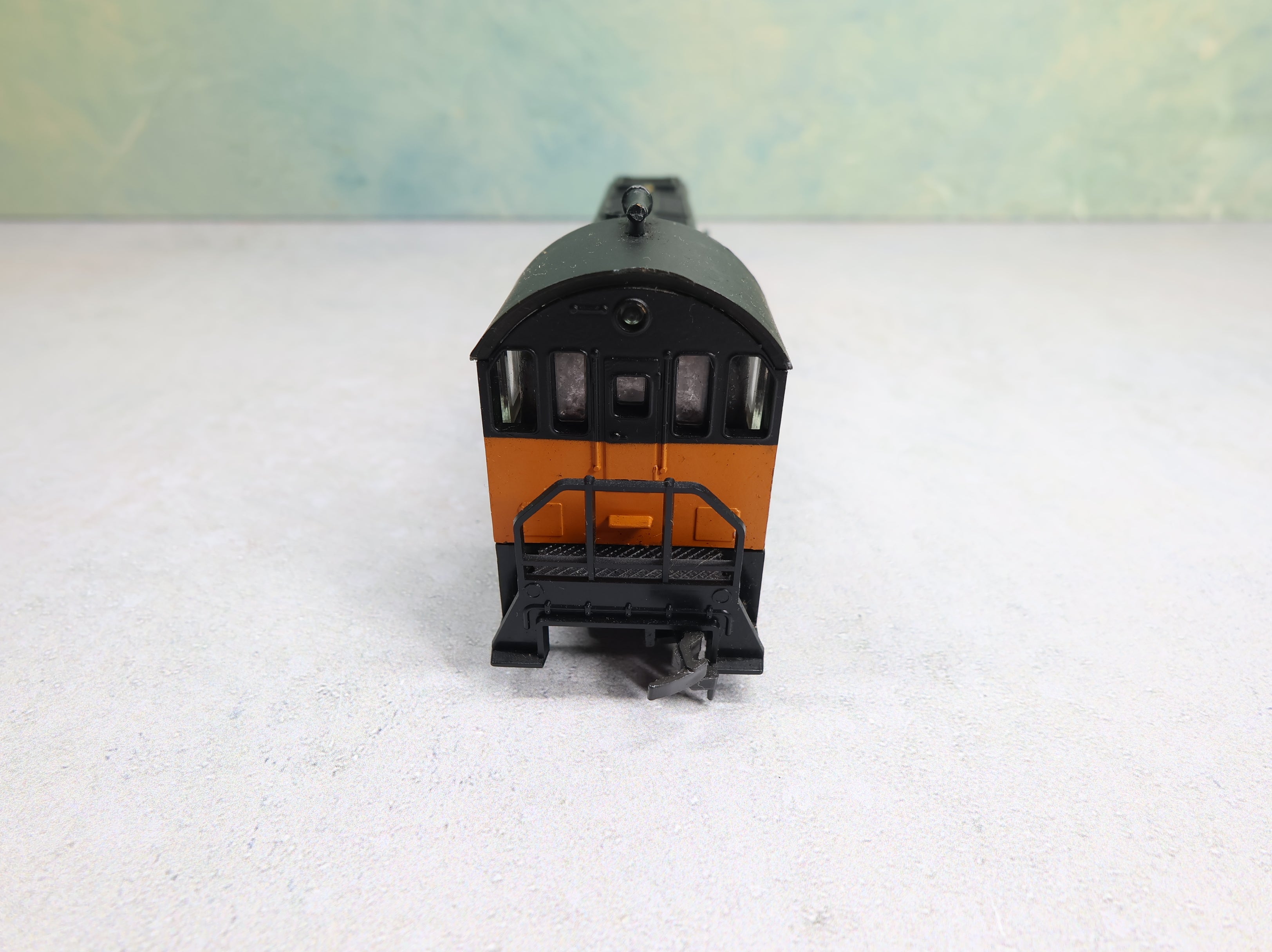 USED AHM HO Scale S-2 Diesel Locomotive Switcher Milwaukee Road #807 Runs Great DC