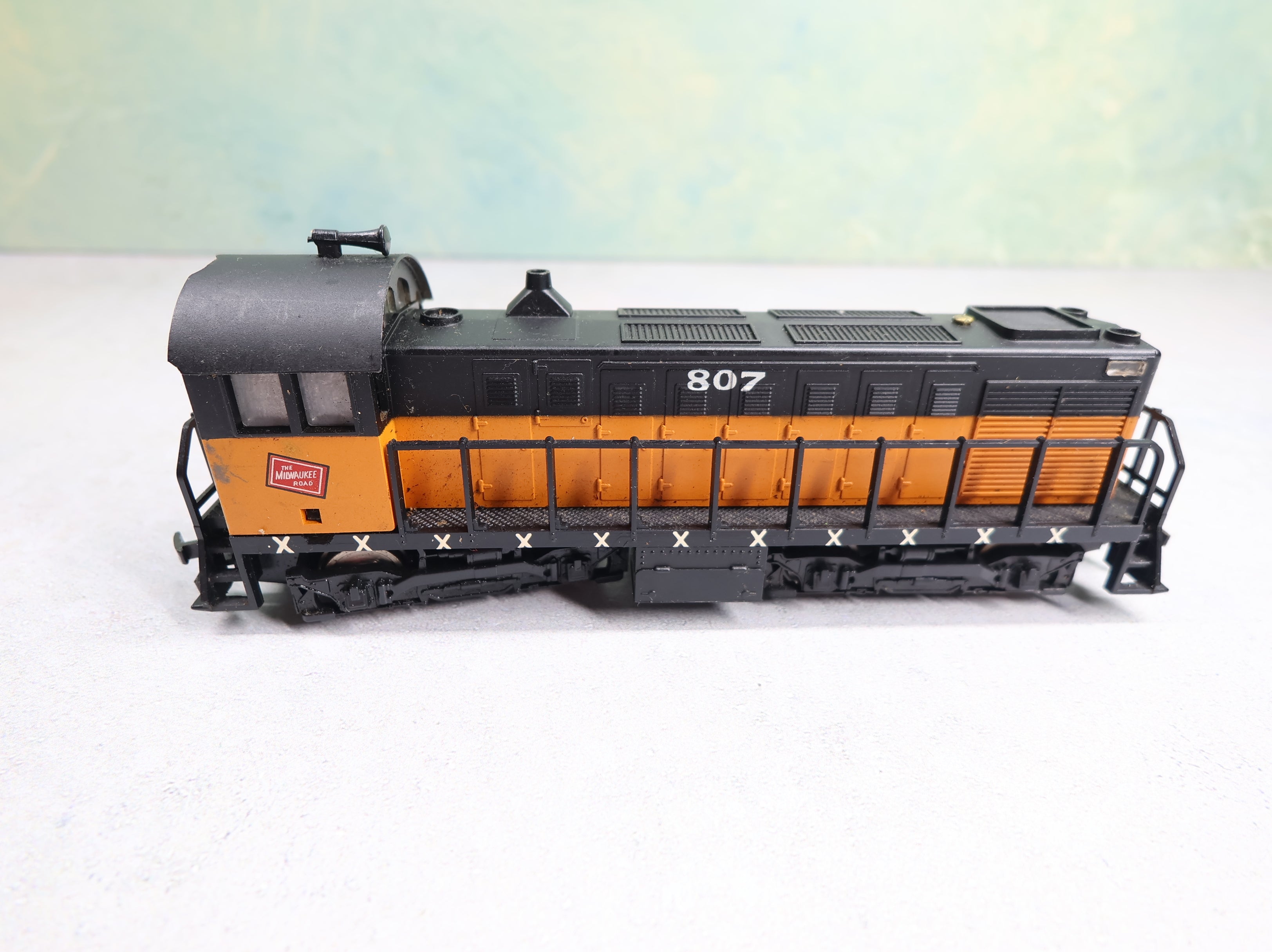 USED AHM HO Scale S-2 Diesel Locomotive Switcher Milwaukee Road #807 Runs Great DC