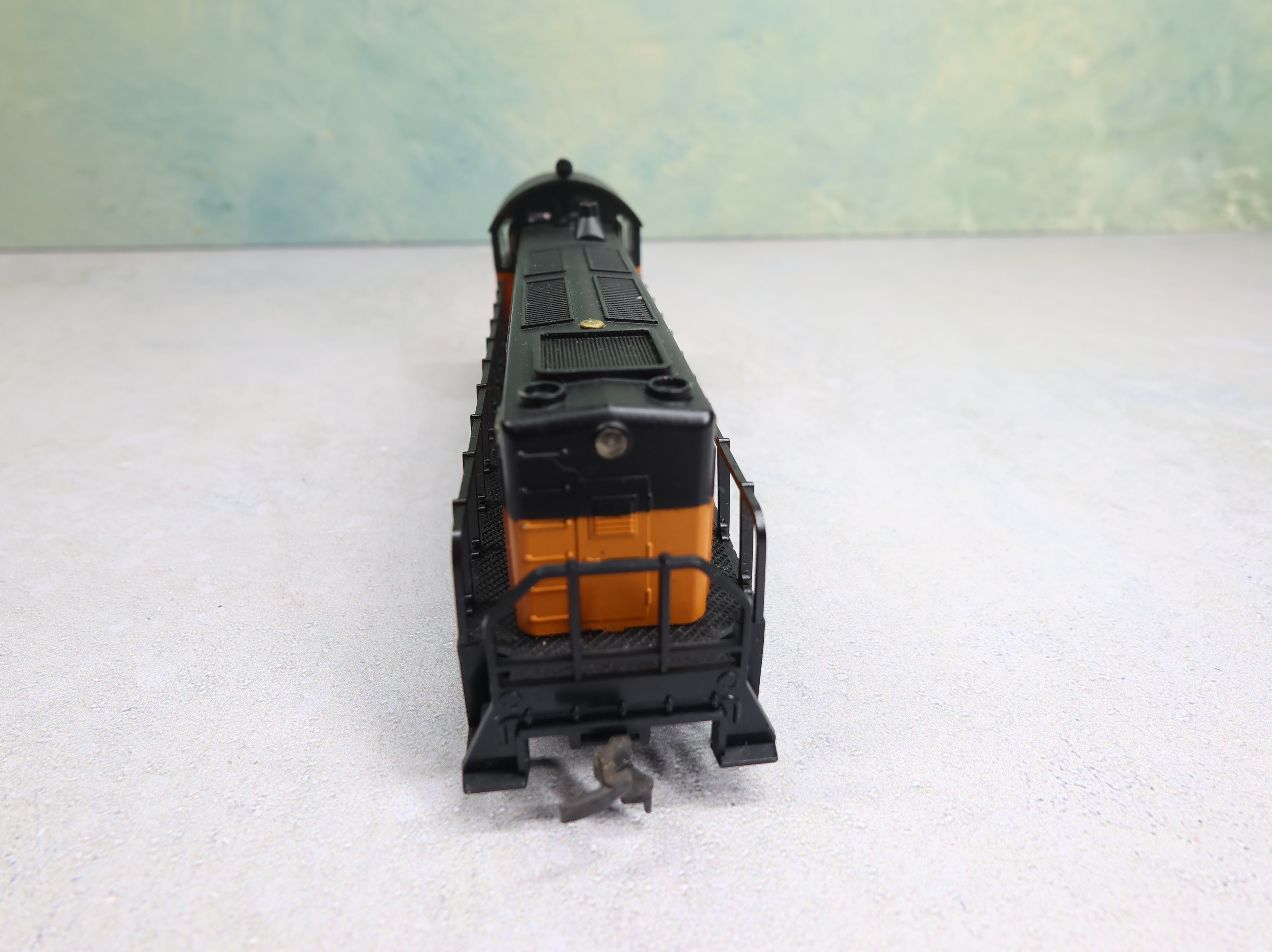 USED AHM HO Scale S-2 Diesel Locomotive Switcher Milwaukee Road #807 Runs Great DC