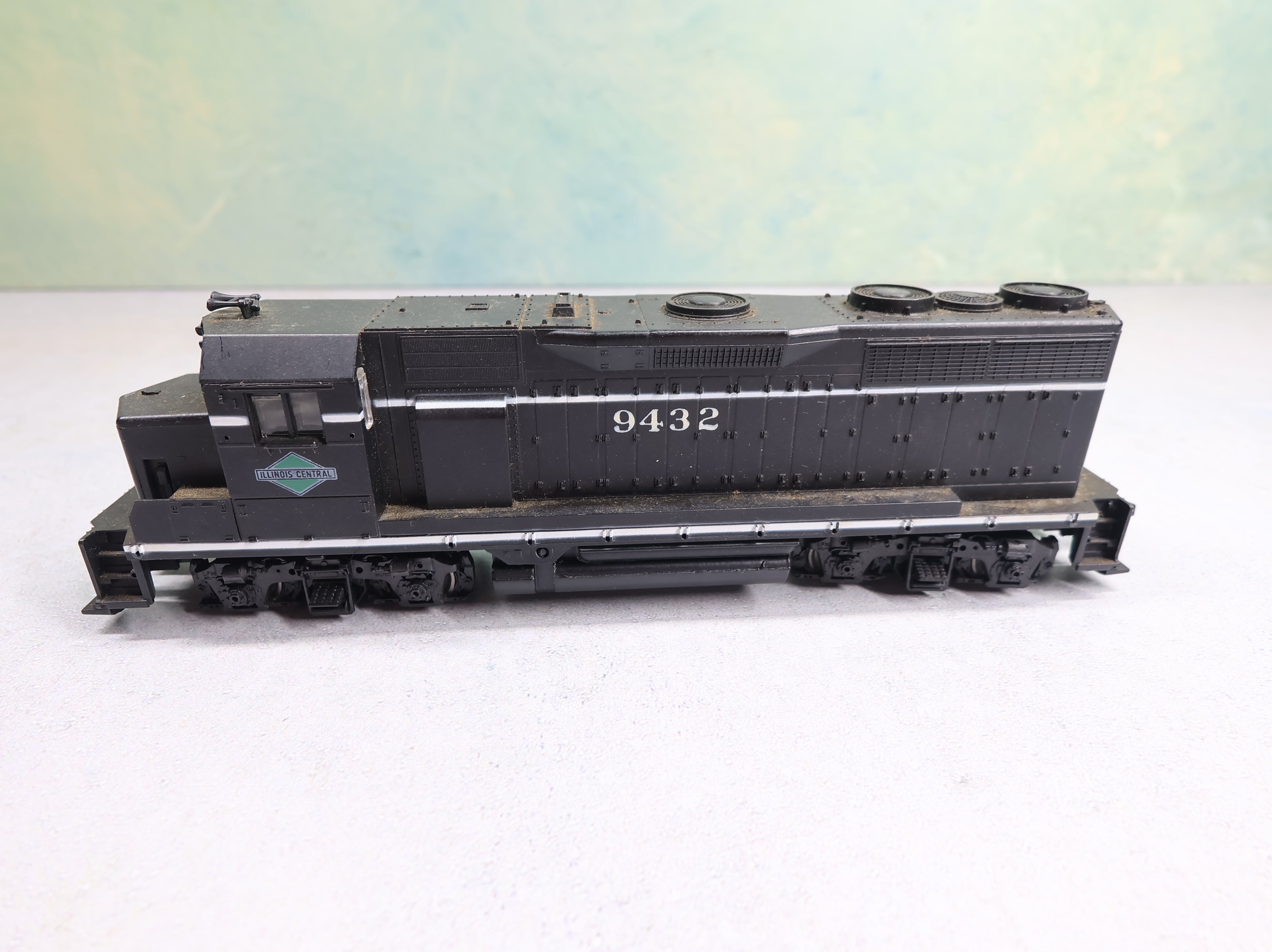 USED Athearn HO Scale GP35 Diesel Locomotive Illinois Central #9432 Runs Great DC