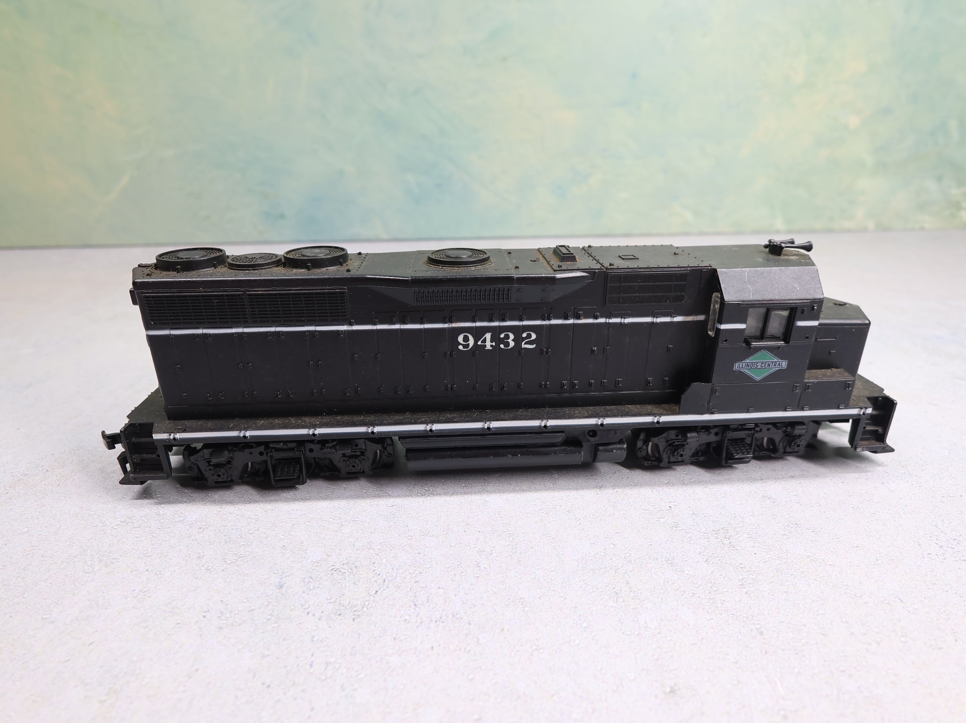 USED Athearn HO Scale GP35 Diesel Locomotive Illinois Central #9432 Runs Great DC