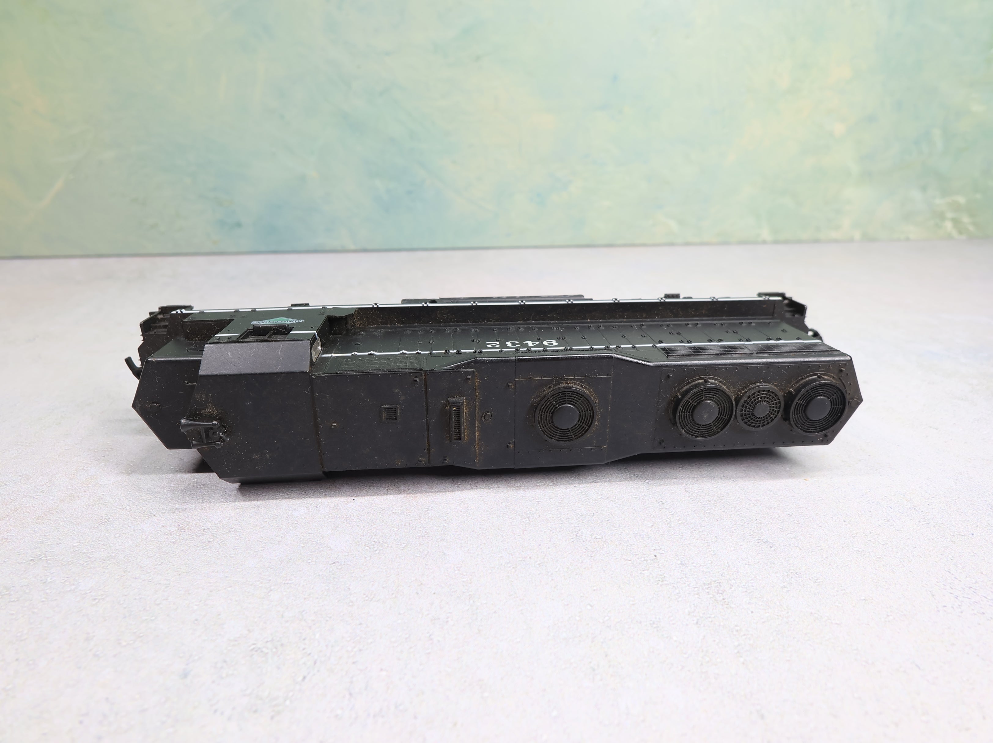 USED Athearn HO Scale GP35 Diesel Locomotive Illinois Central #9432 Runs Great DC