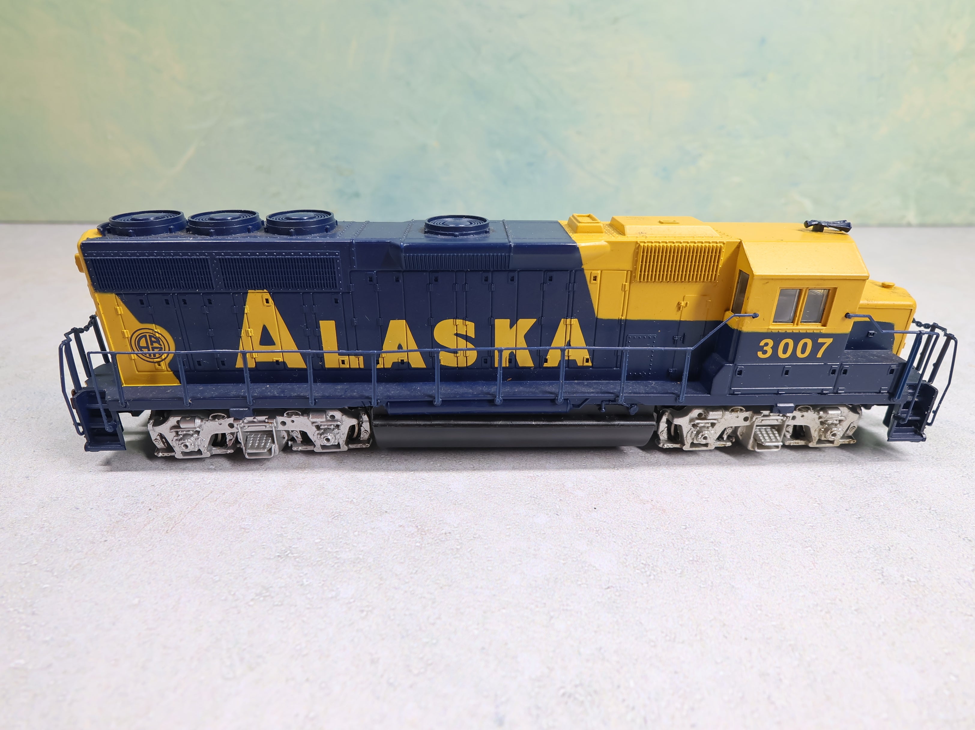 USED Bachmann HO Scale GP40 Diesel Locomotive Alaska #3007 Runs Great DC