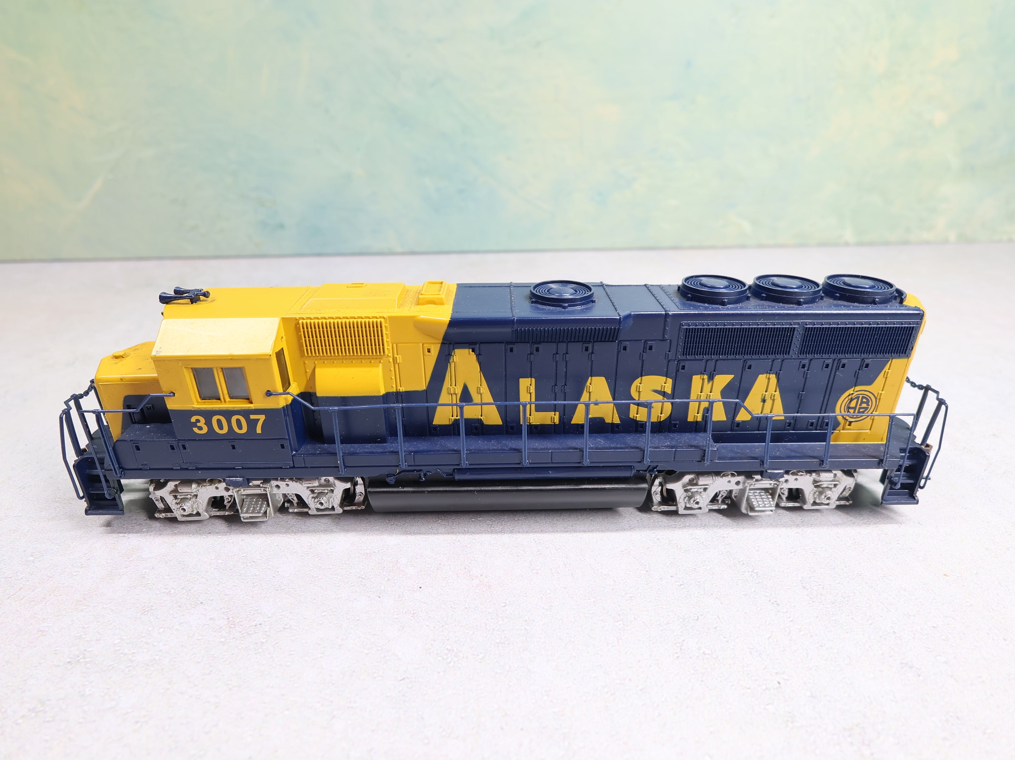 USED Bachmann HO Scale GP40 Diesel Locomotive Alaska #3007 Runs Great DC