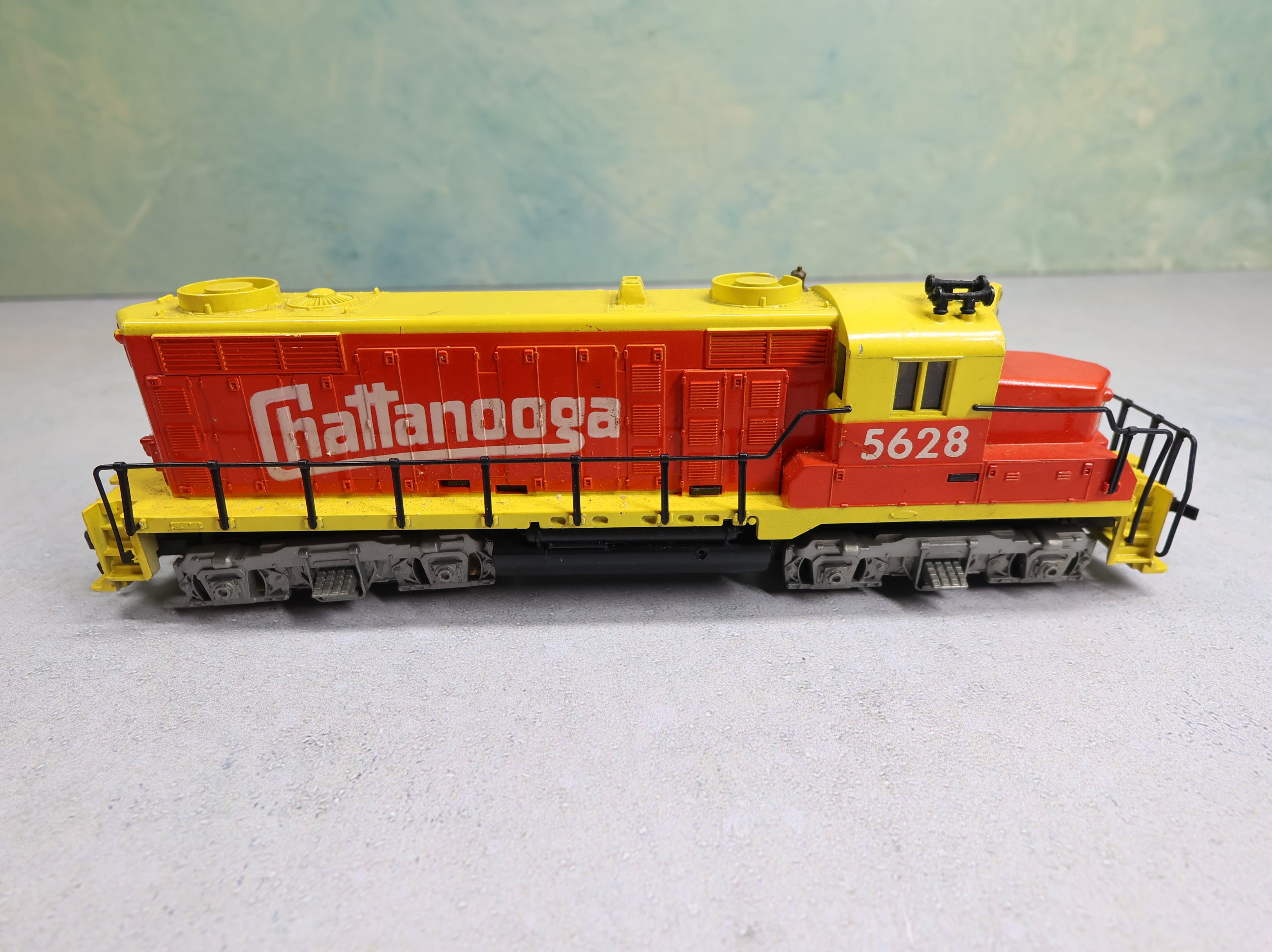 USED Tyco HO Scale GP20 Diesel Locomotive Chattanooga #5628 Runs Great DC