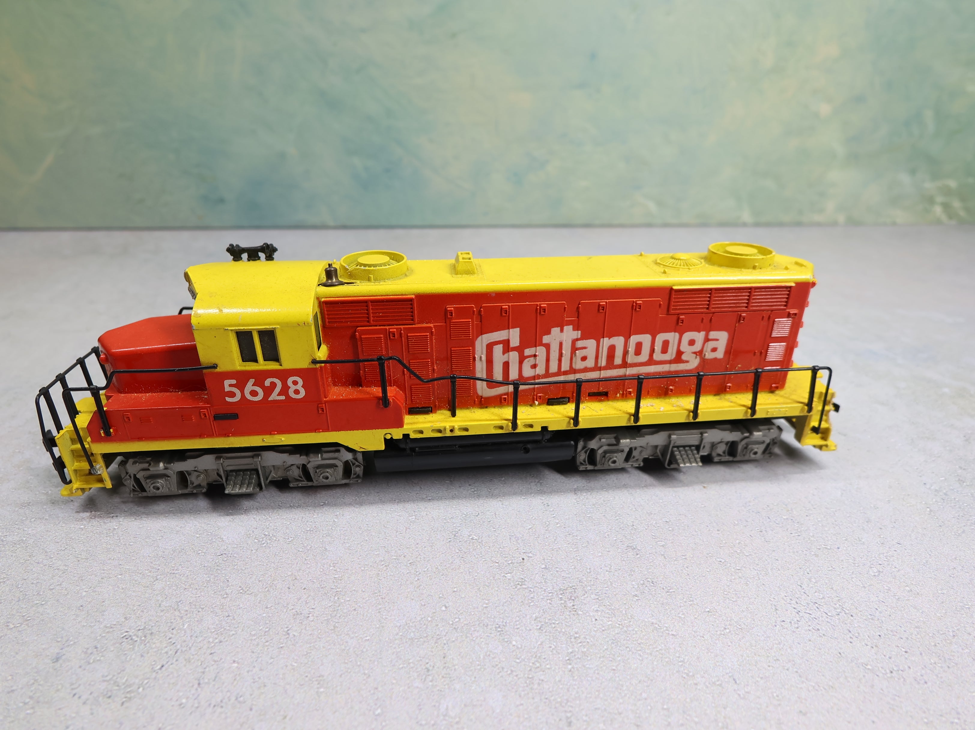 USED Tyco HO Scale GP20 Diesel Locomotive Chattanooga #5628 Runs Great DC