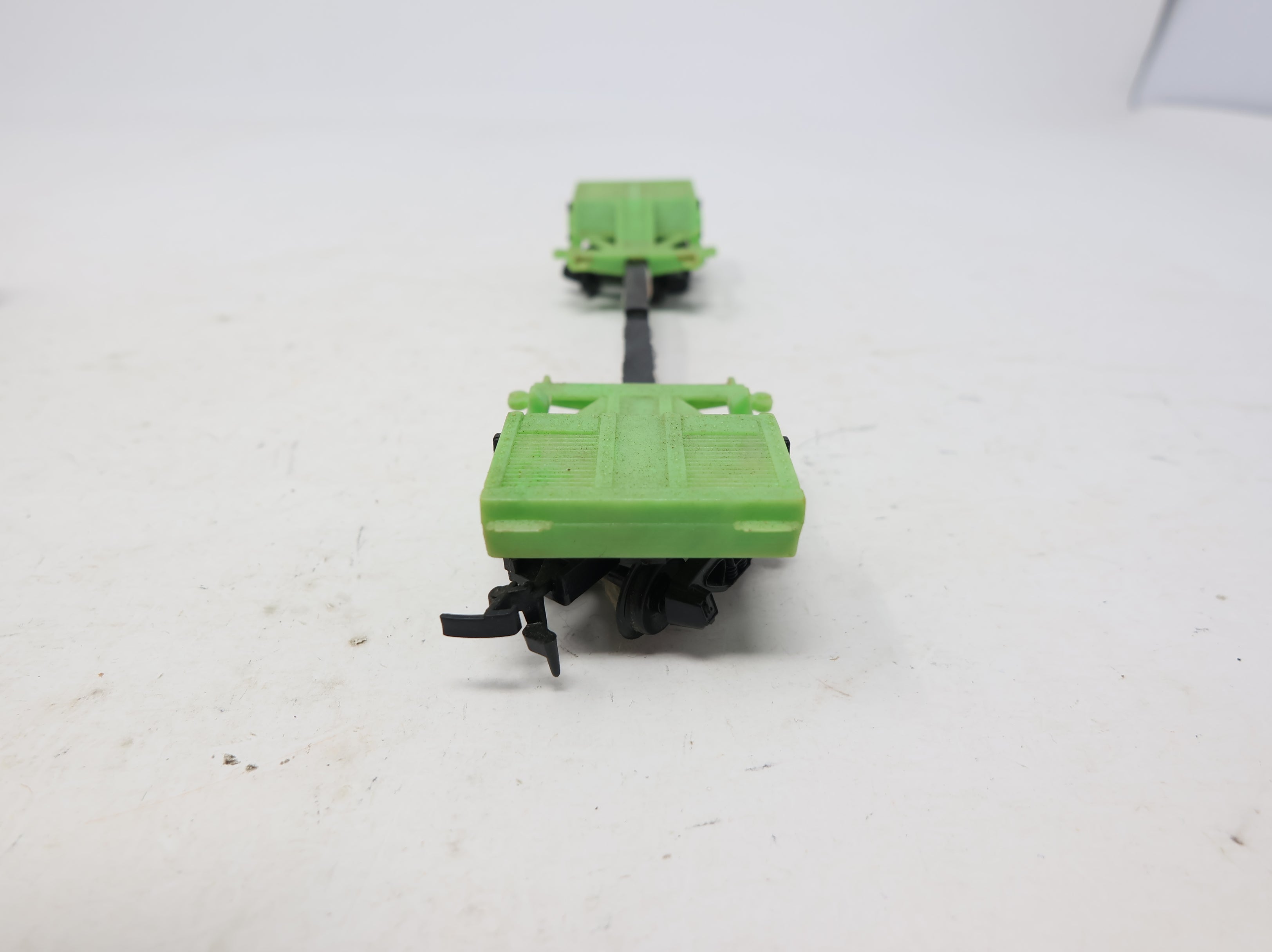 USED Tyco HO Scale Log Skeleton Car w/ Logs