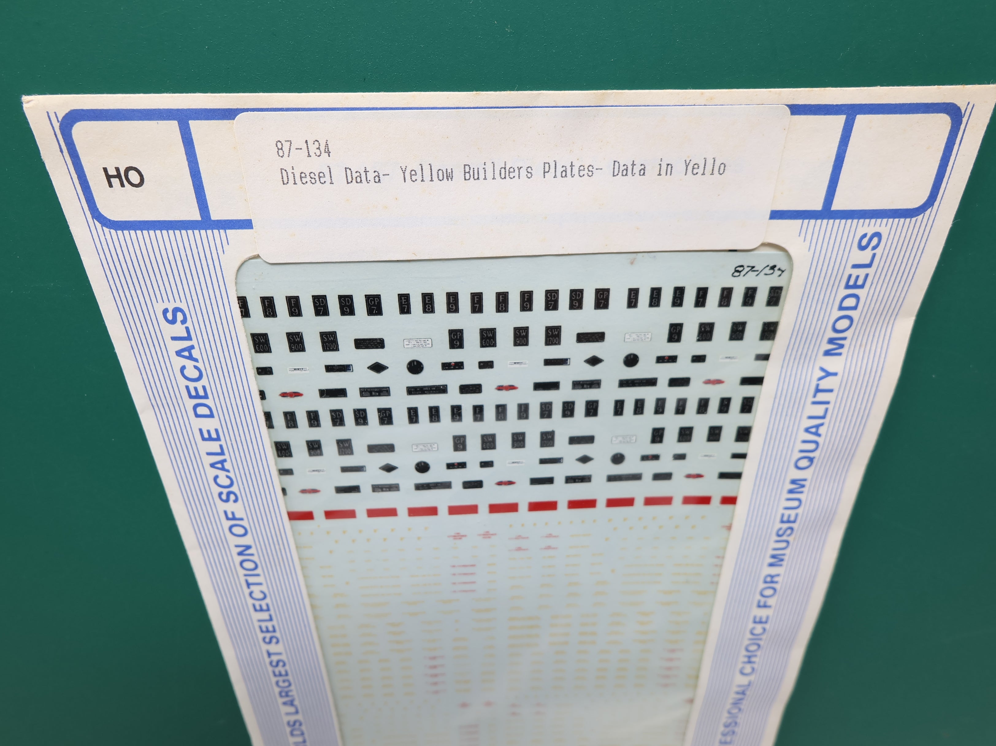 MICROSCALE 87-134 HO Scale Diesel Data Yellow Builders Plates Data in Yellow Decals