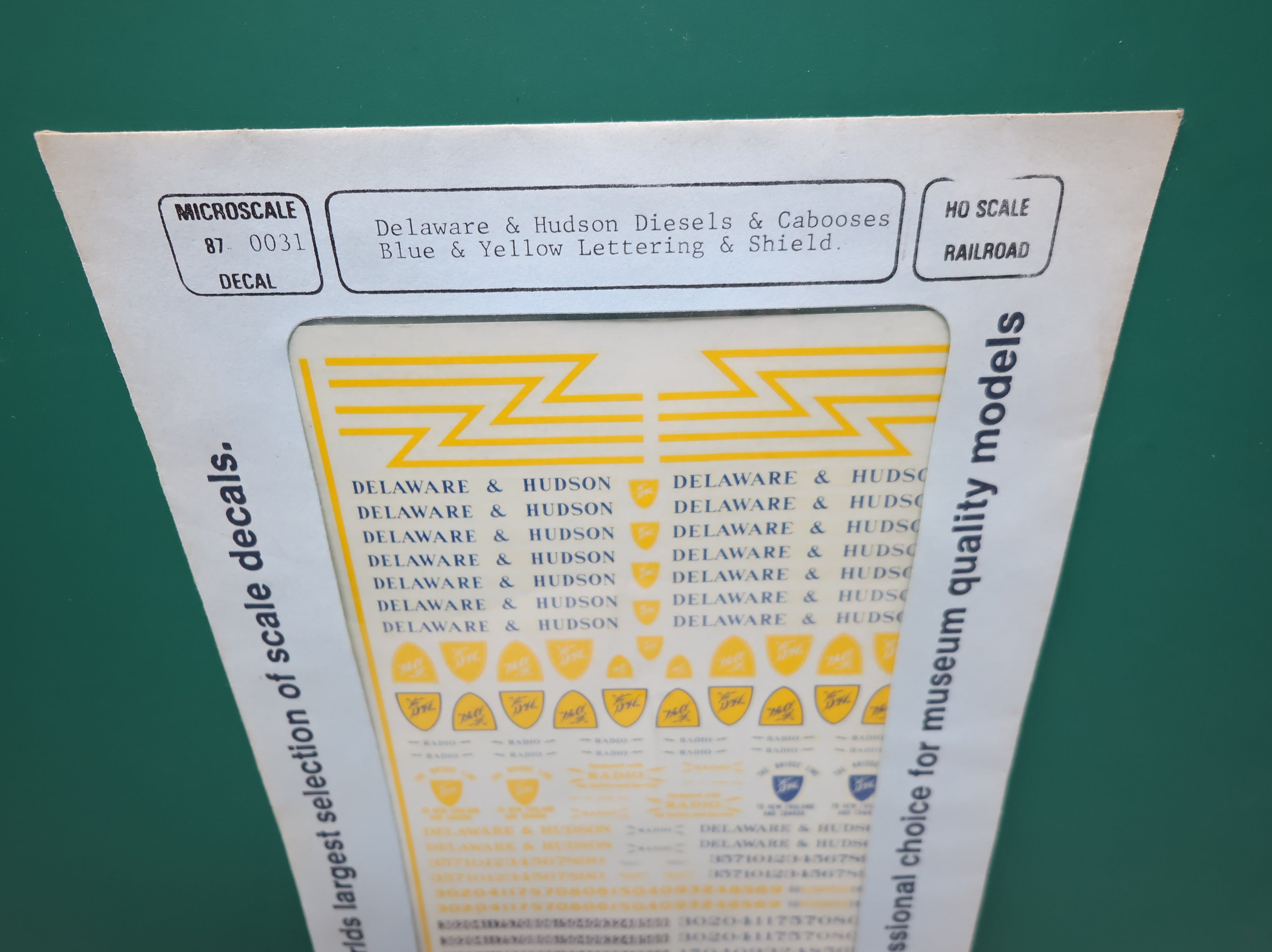 MICROSCALE 87-0031 HO Scale Delaware & Hudson Diesels & Caboose Blue & Yellow Lettering & Shield Decals