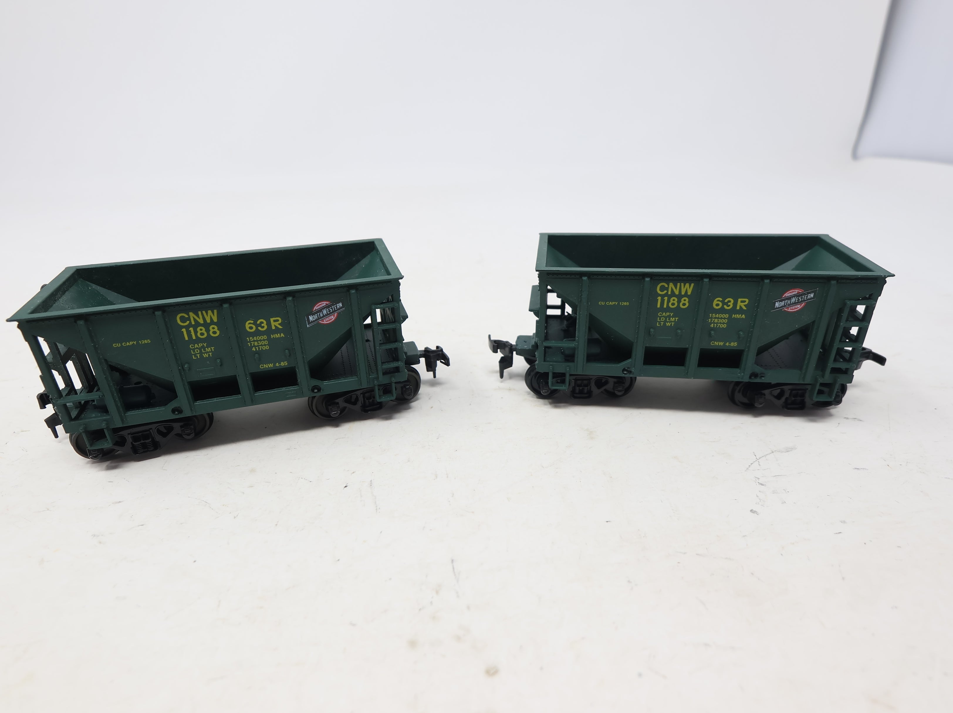 USED Roundhouse HO Scale Ore Cars Chicago & North Western CNW #118863R (2 pcs)