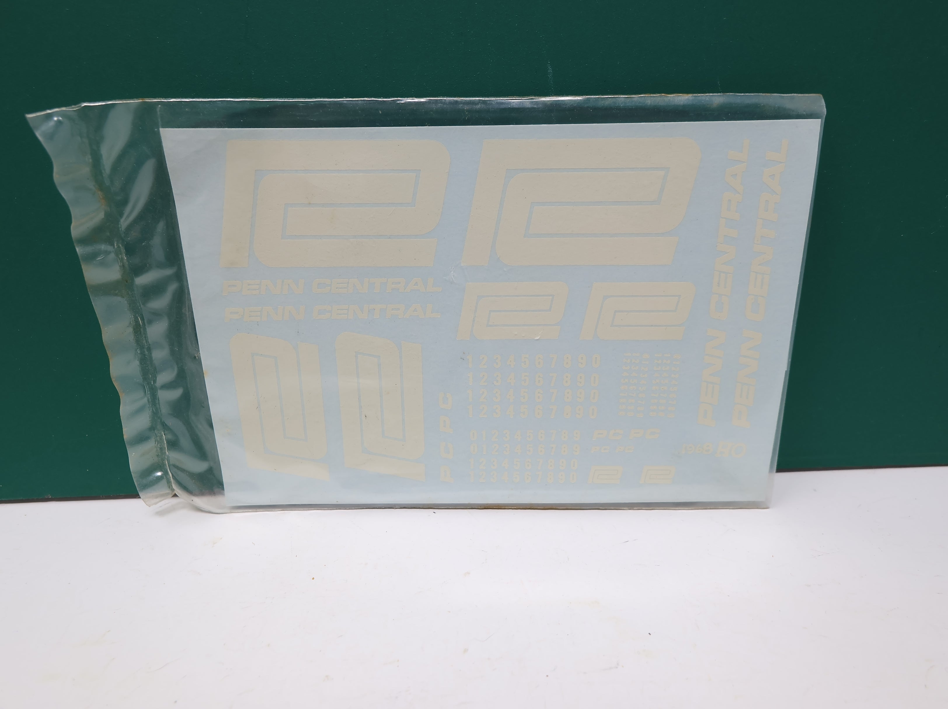 Walthers 205060 HO Scale Penn Central Freight Car White Decals