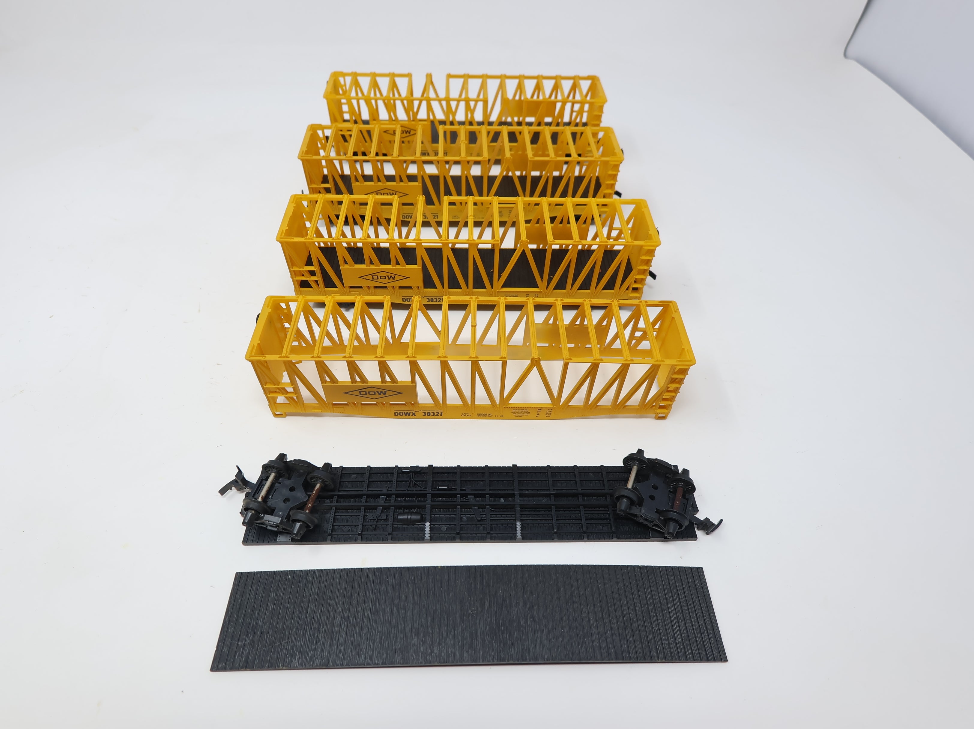 USED AHM HO Scale Container Carrier Dow Chemical DOWX #38321 (4 pcs)