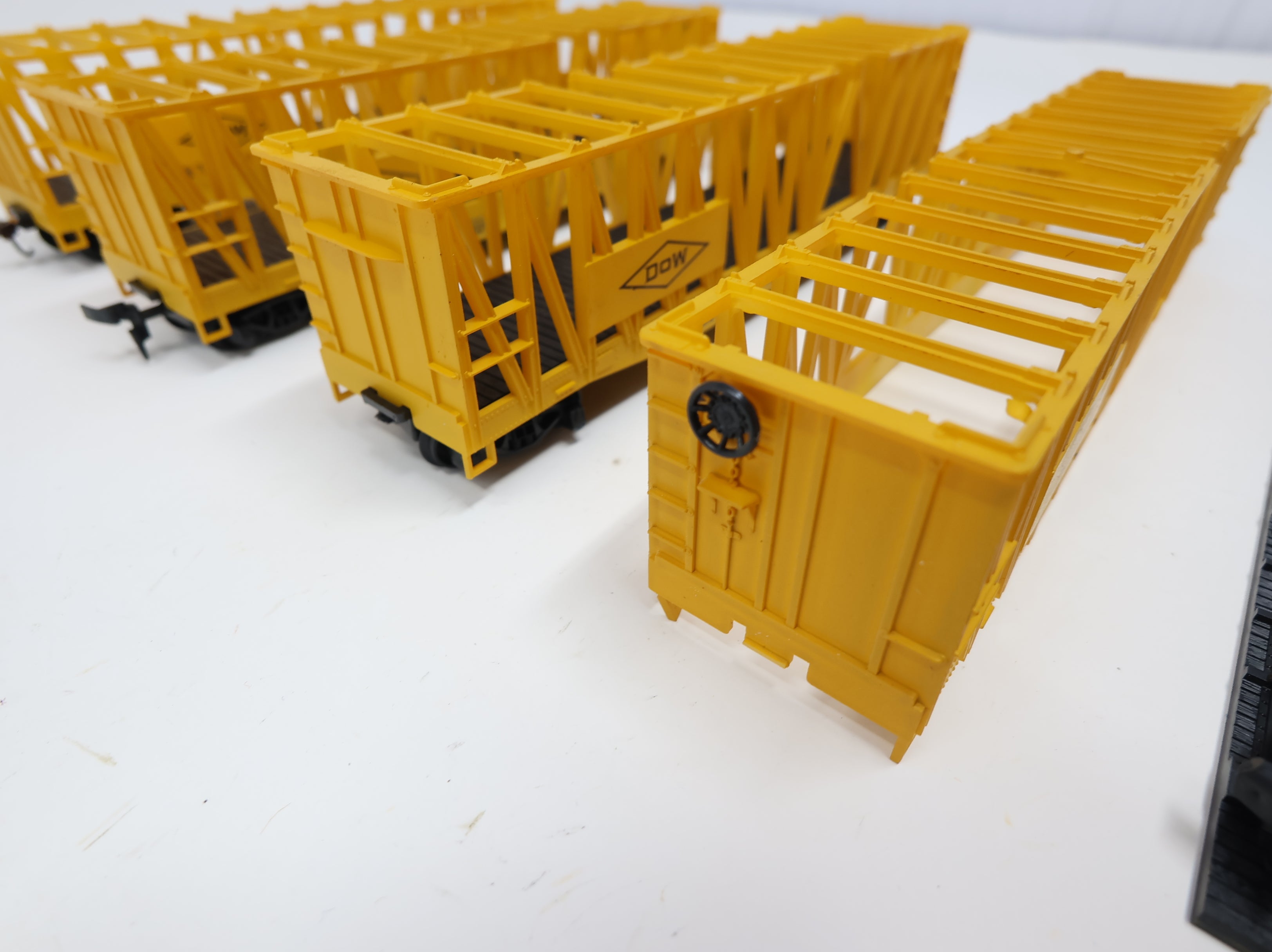 USED AHM HO Scale Container Carrier Dow Chemical DOWX #38321 (4 pcs)