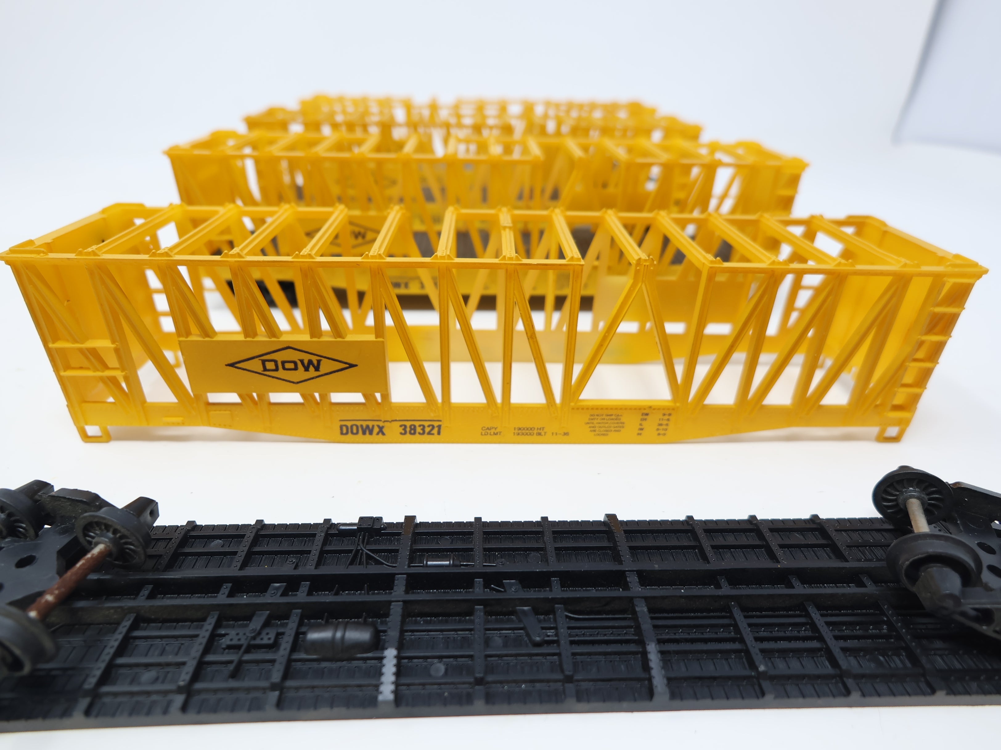 USED AHM HO Scale Container Carrier Dow Chemical DOWX #38321 (4 pcs)