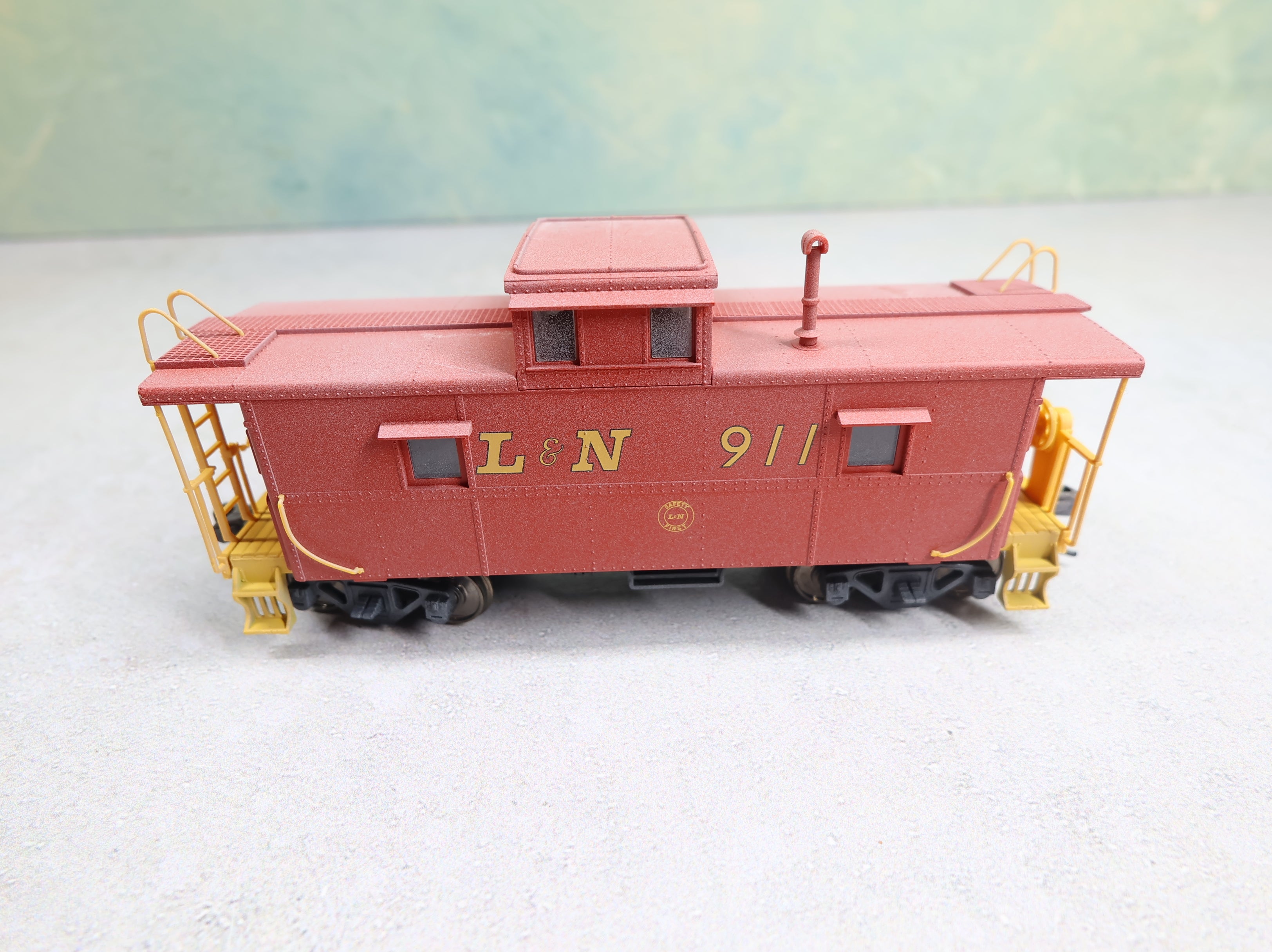 USED Atlas HO Scale Caboose Louisville & Nashville L&N #911 Safety, Weathered