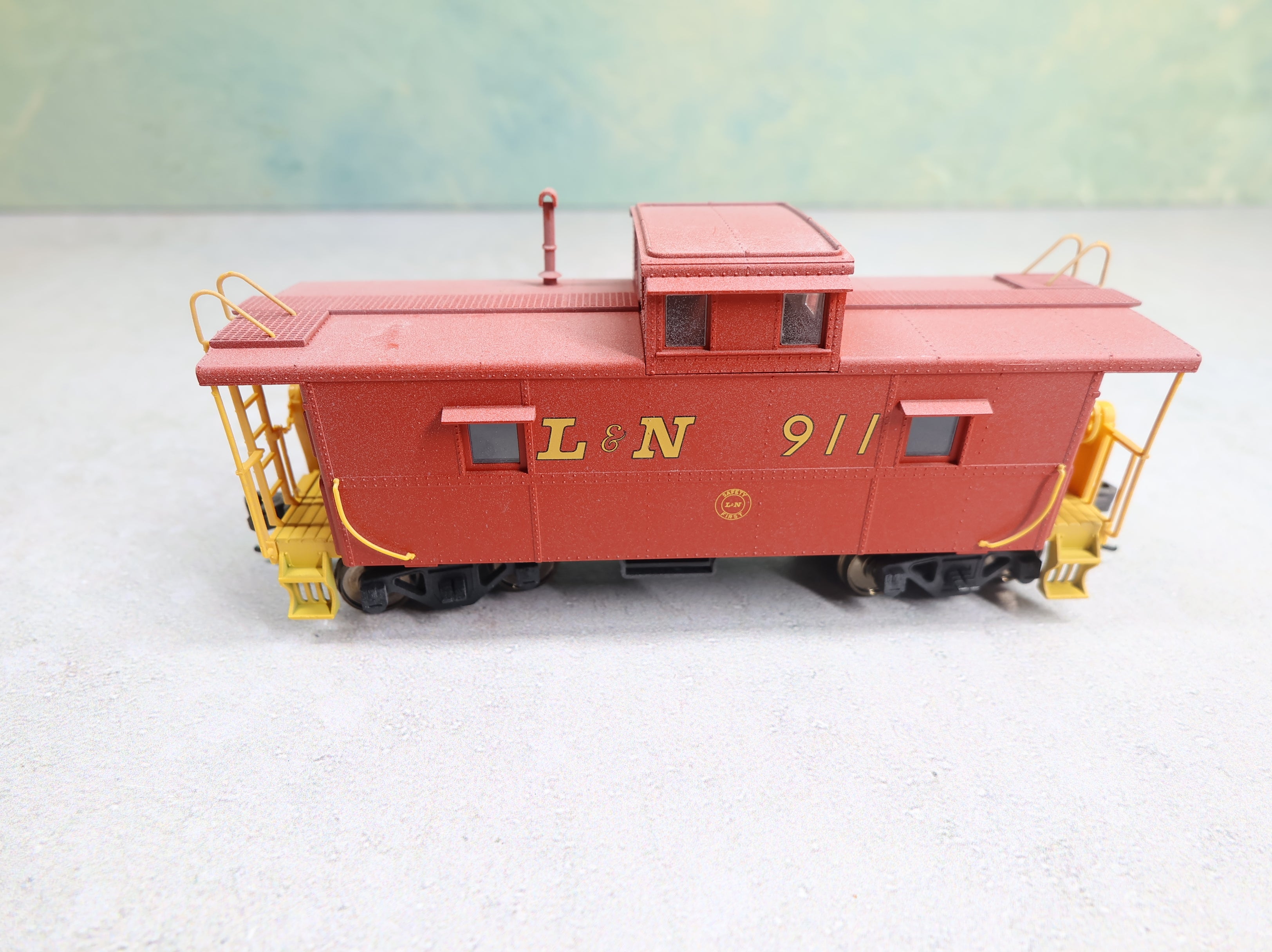 USED Atlas HO Scale Caboose Louisville & Nashville L&N #911 Safety, Weathered