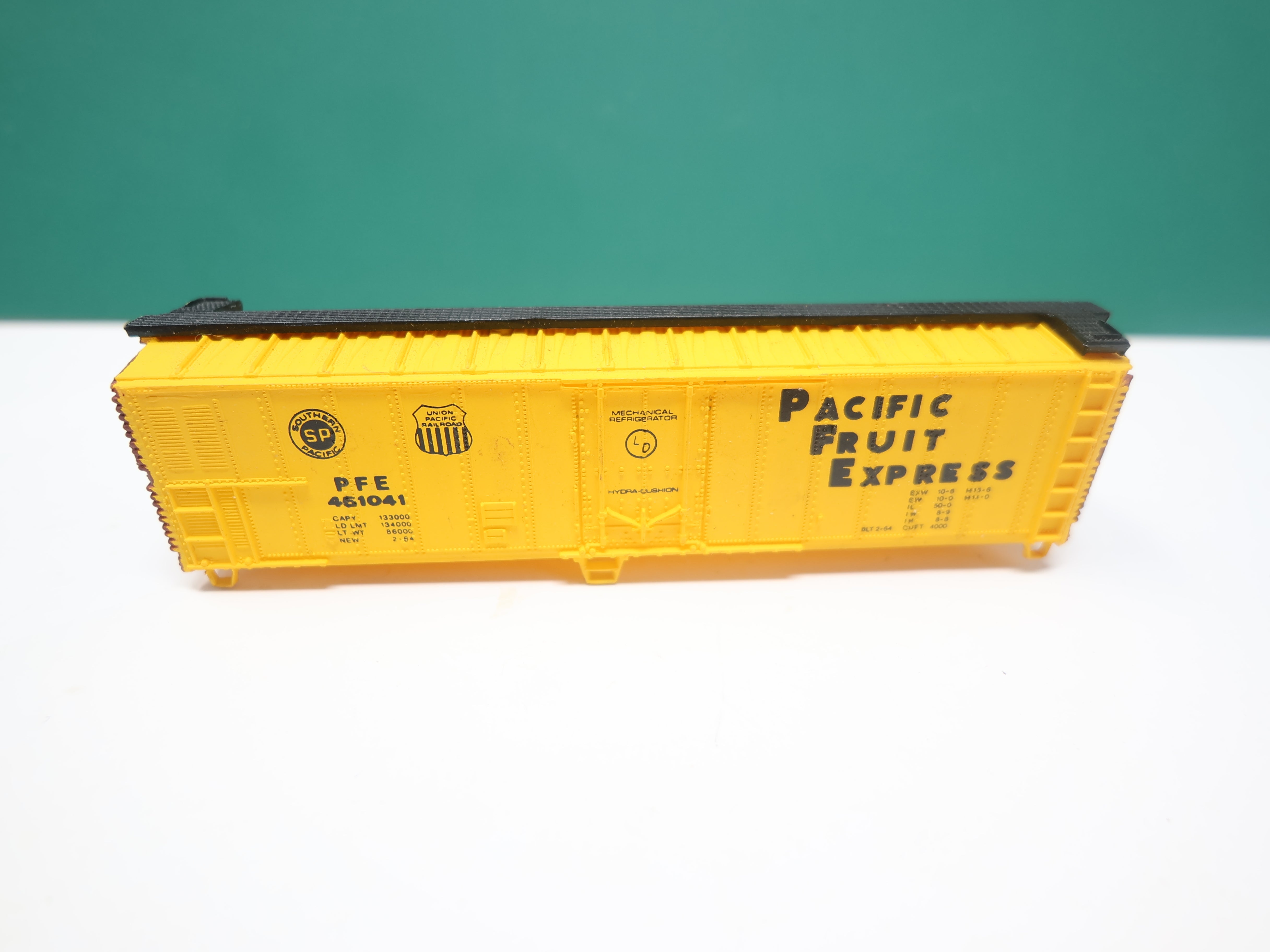 USED Bachmann N Scale, 50' Box Car, Pacific Fruit Express PFE #451041, Shell Only