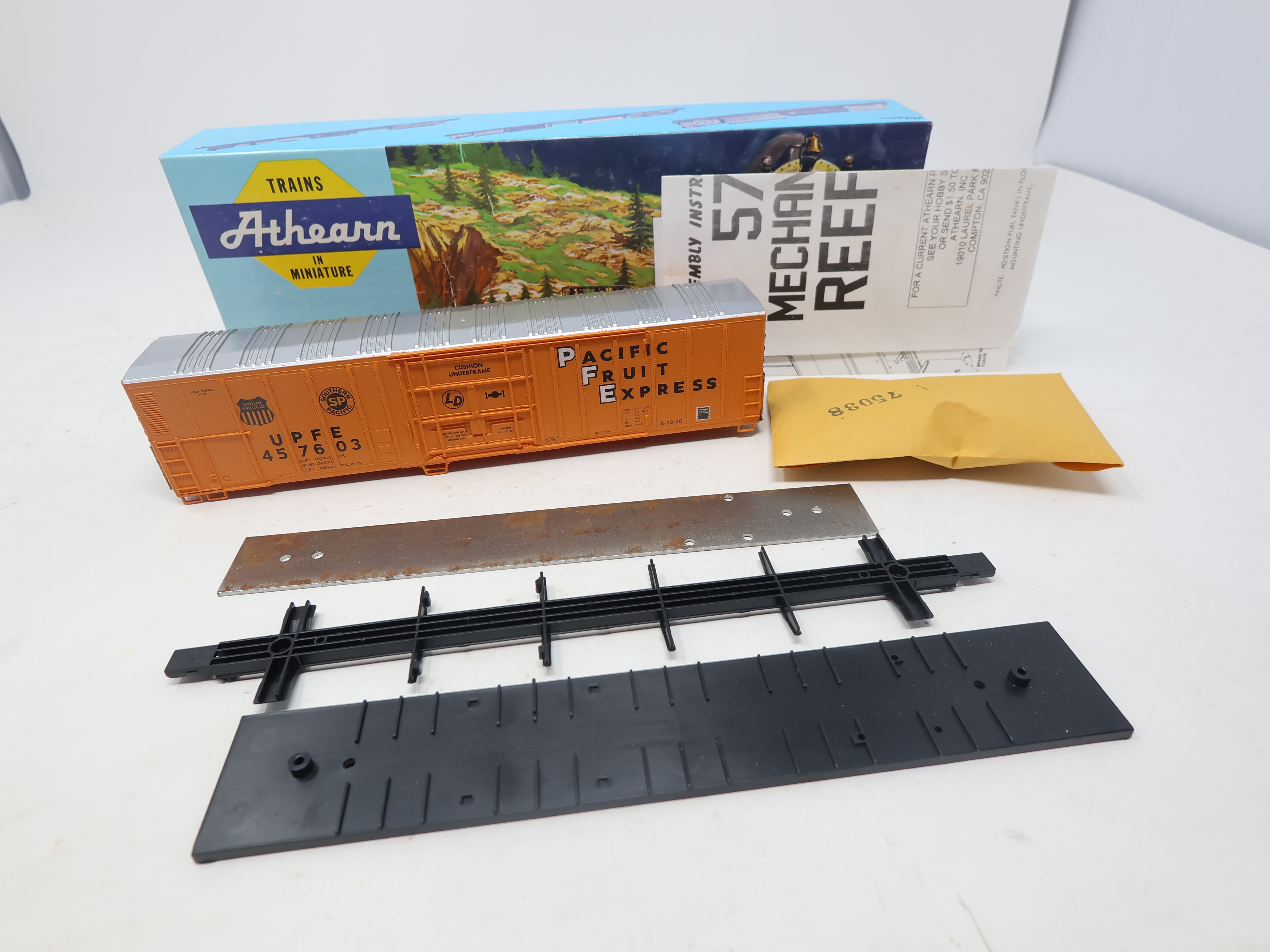 USED Athearn 5465 HO Scale, 57' Reefer Box Car, Pacific Fruit Express UPFE #457603 (KIT)