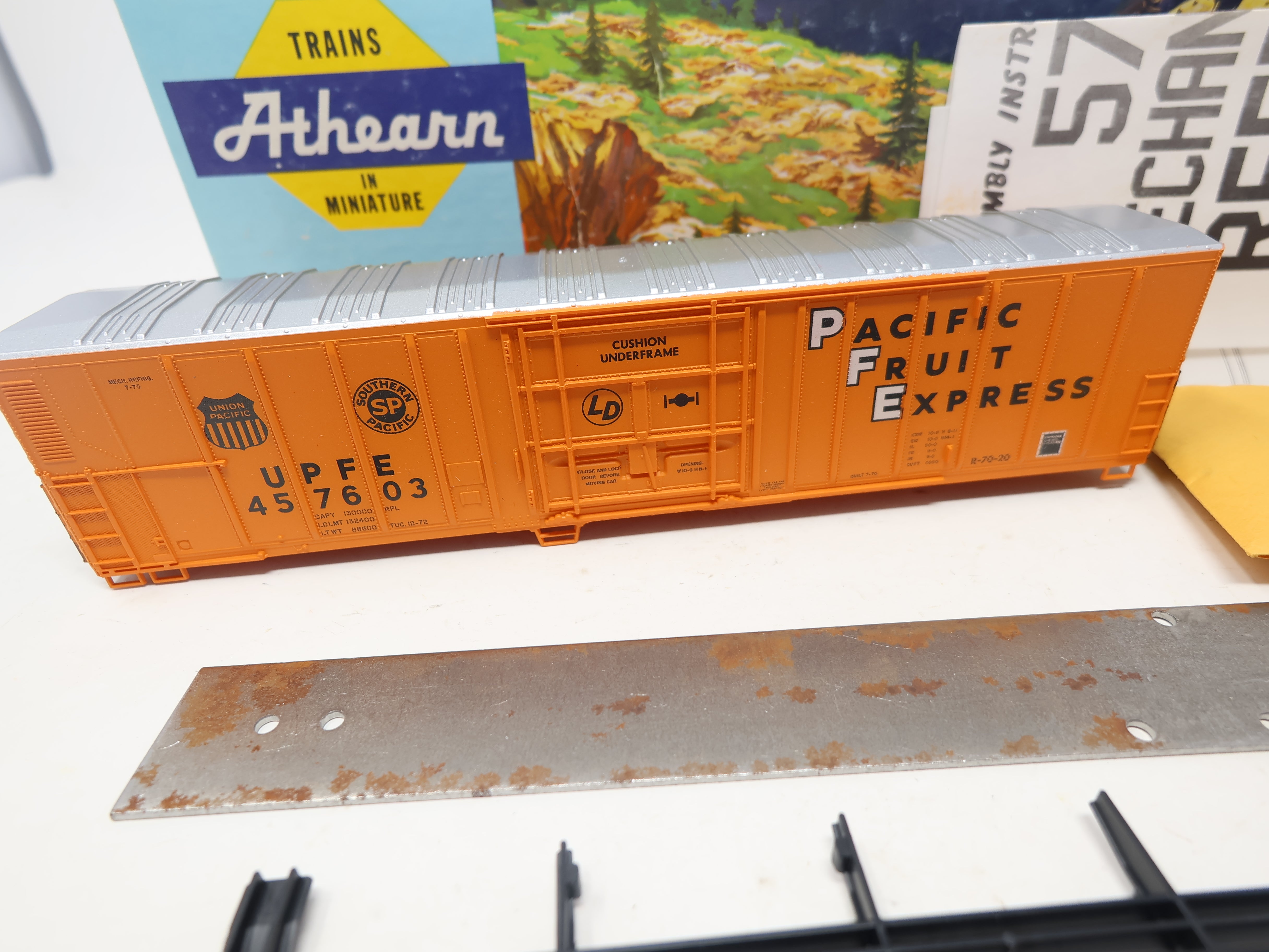 USED Athearn 5465 HO Scale, 57' Reefer Box Car, Pacific Fruit Express UPFE #457603 (KIT)