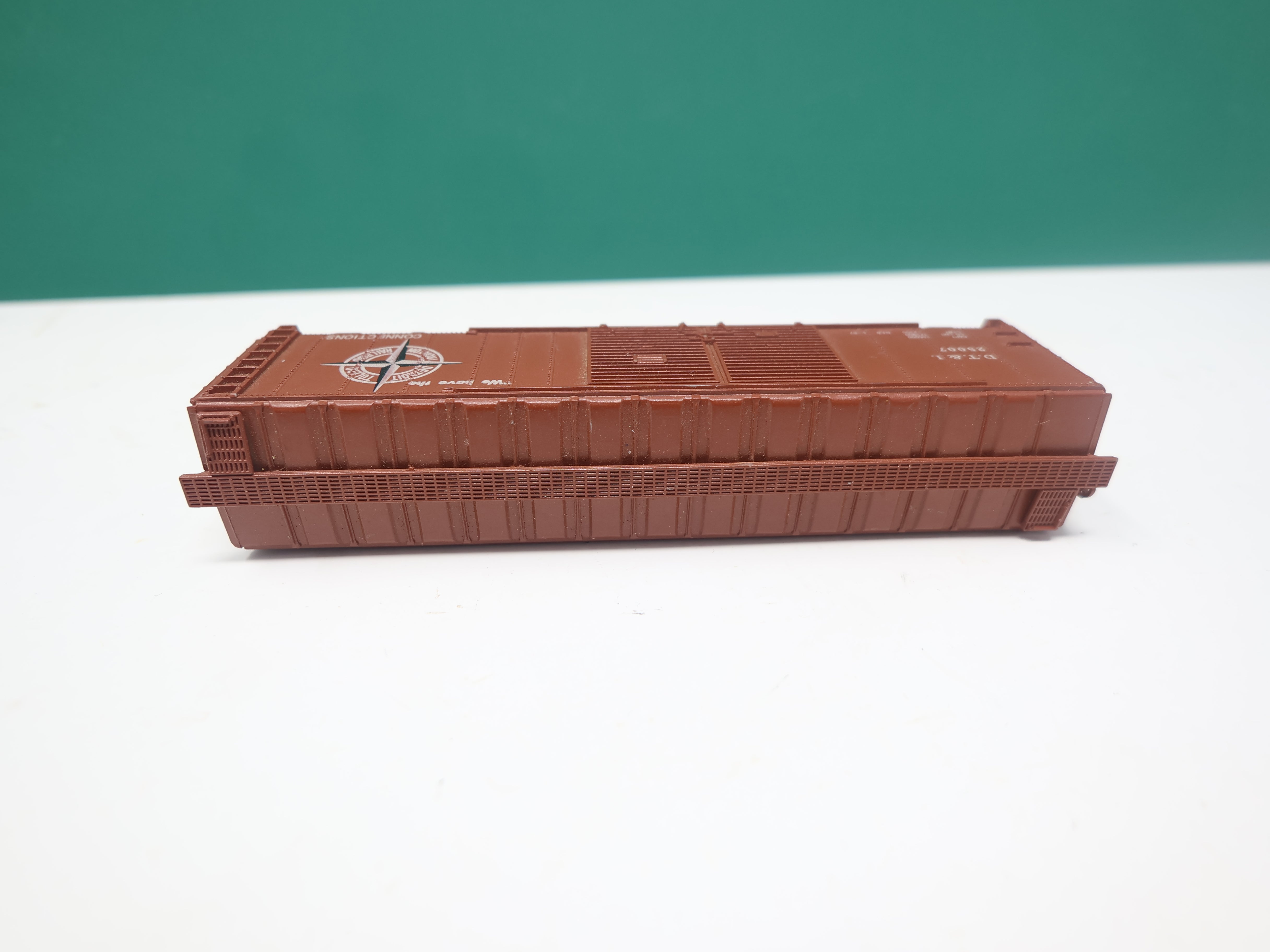 USED MRC N Scale, 50' Box Car DD, Detroit, Toledo and Ironton DT&I #25007, No trucks