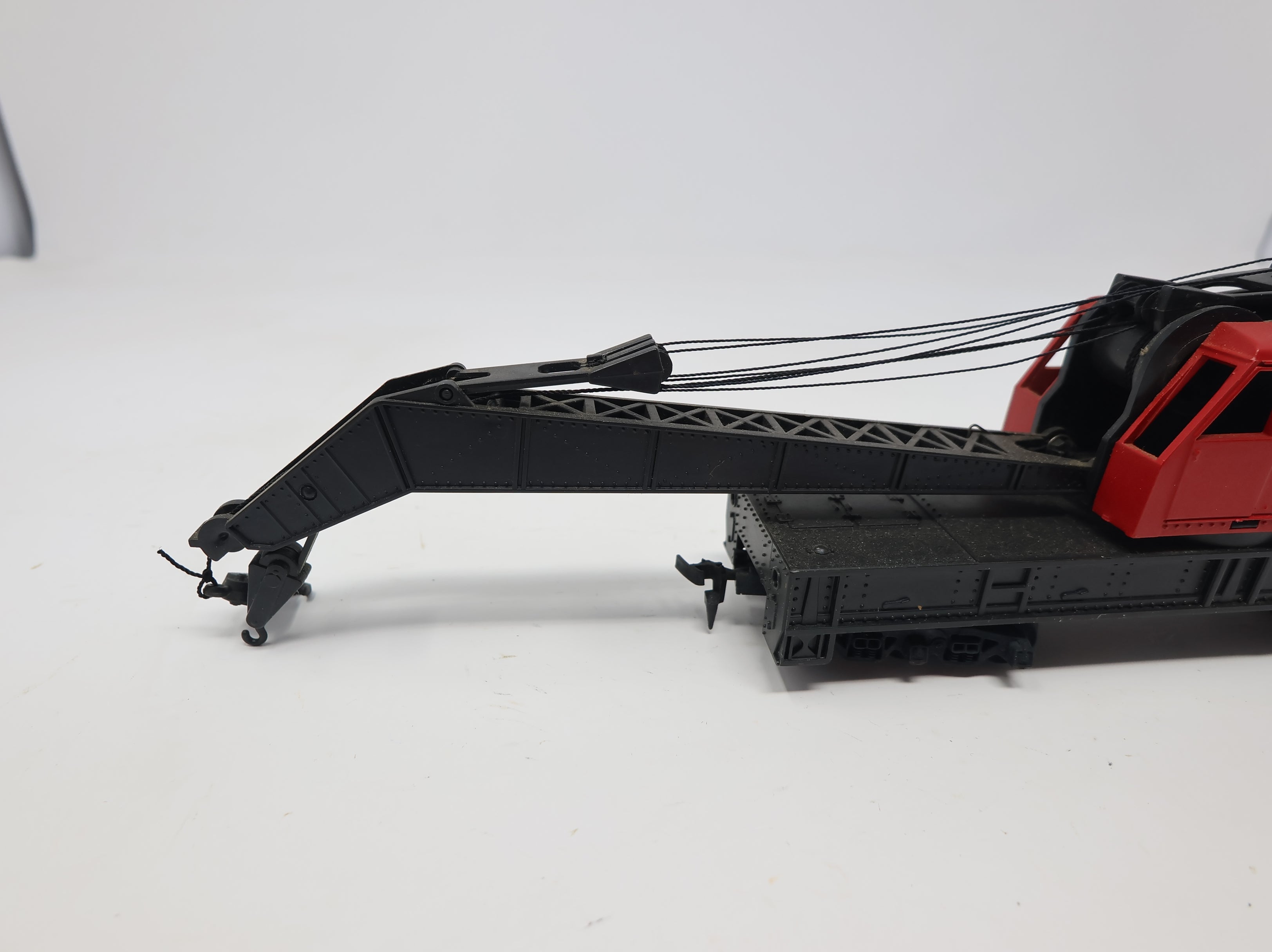 USED Tyco HO Scale Operating Crane Car Santa Fe