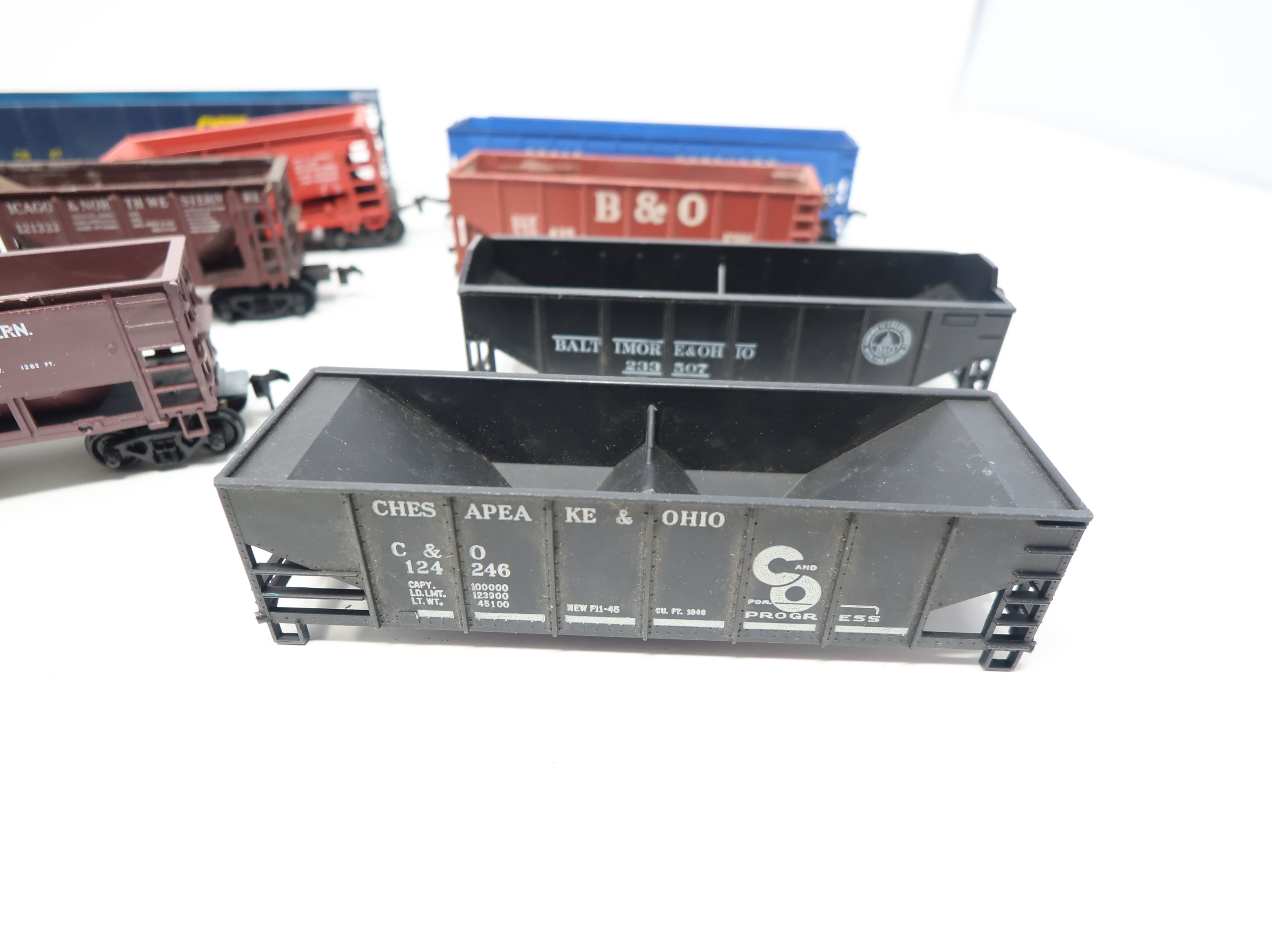 USED HO Scale Lot of Rough Hoppers & Ore Cars (10 pcs)