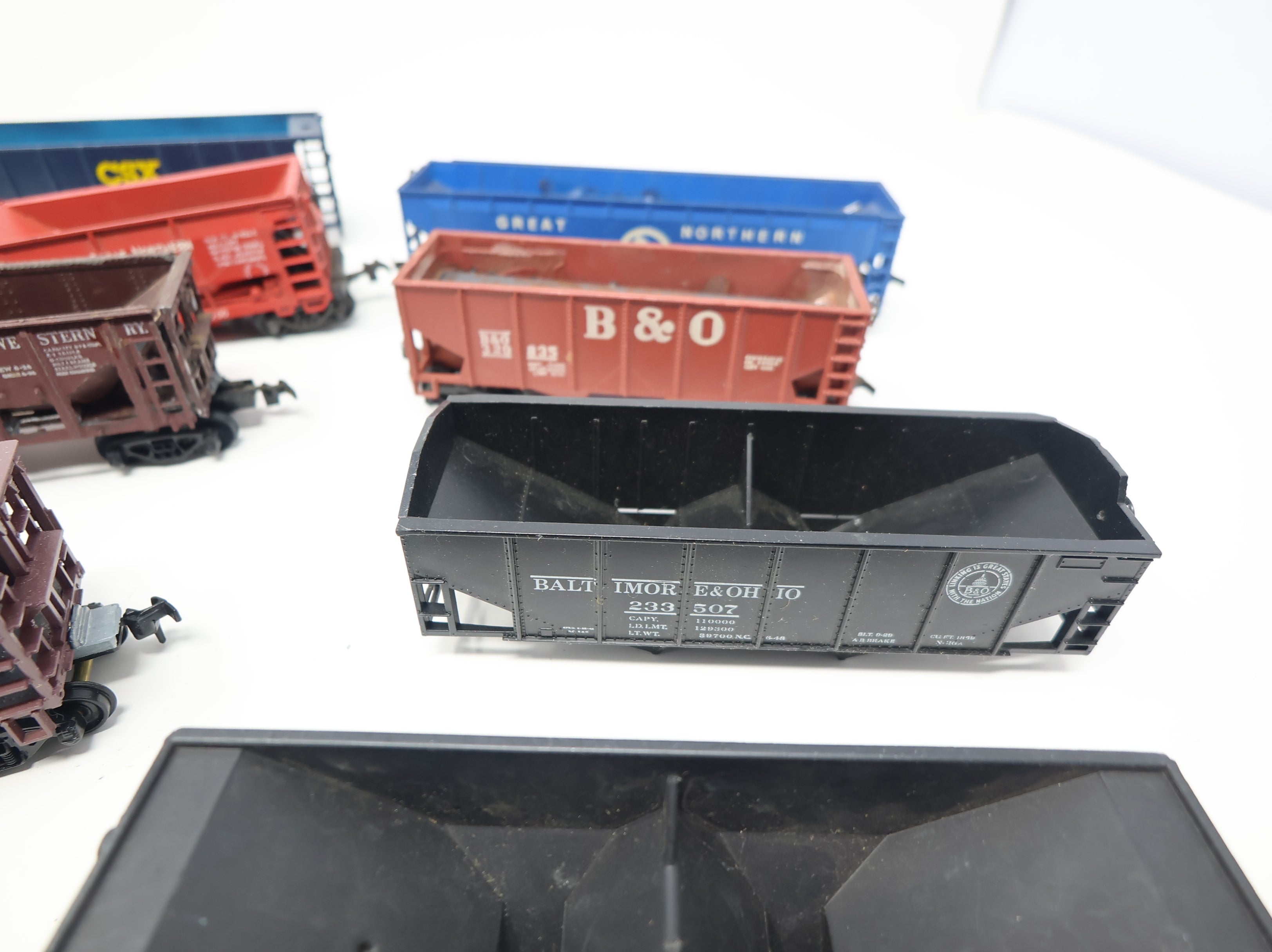 USED HO Scale Lot of Rough Hoppers & Ore Cars (10 pcs)