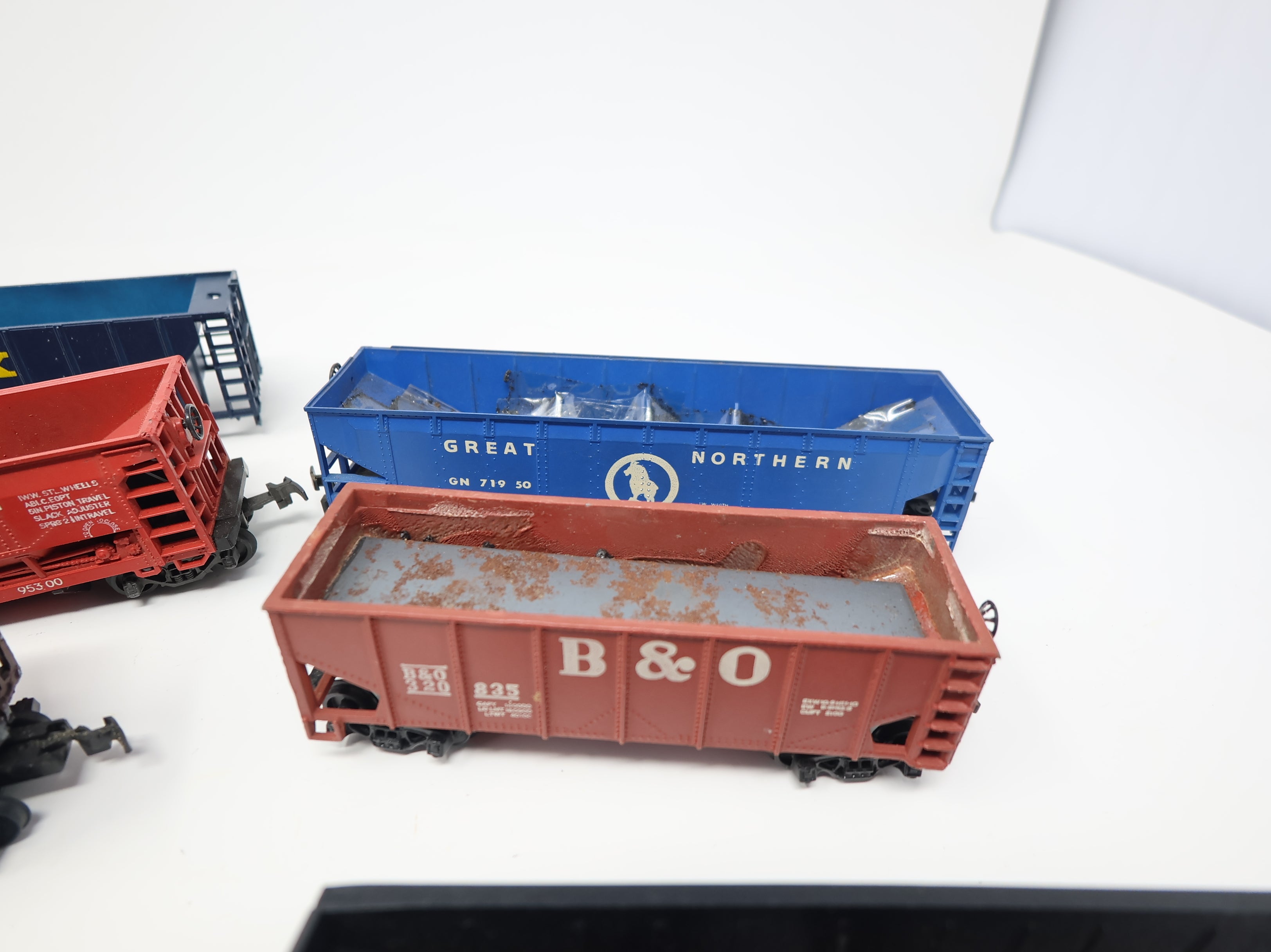 USED HO Scale Lot of Rough Hoppers & Ore Cars (10 pcs)