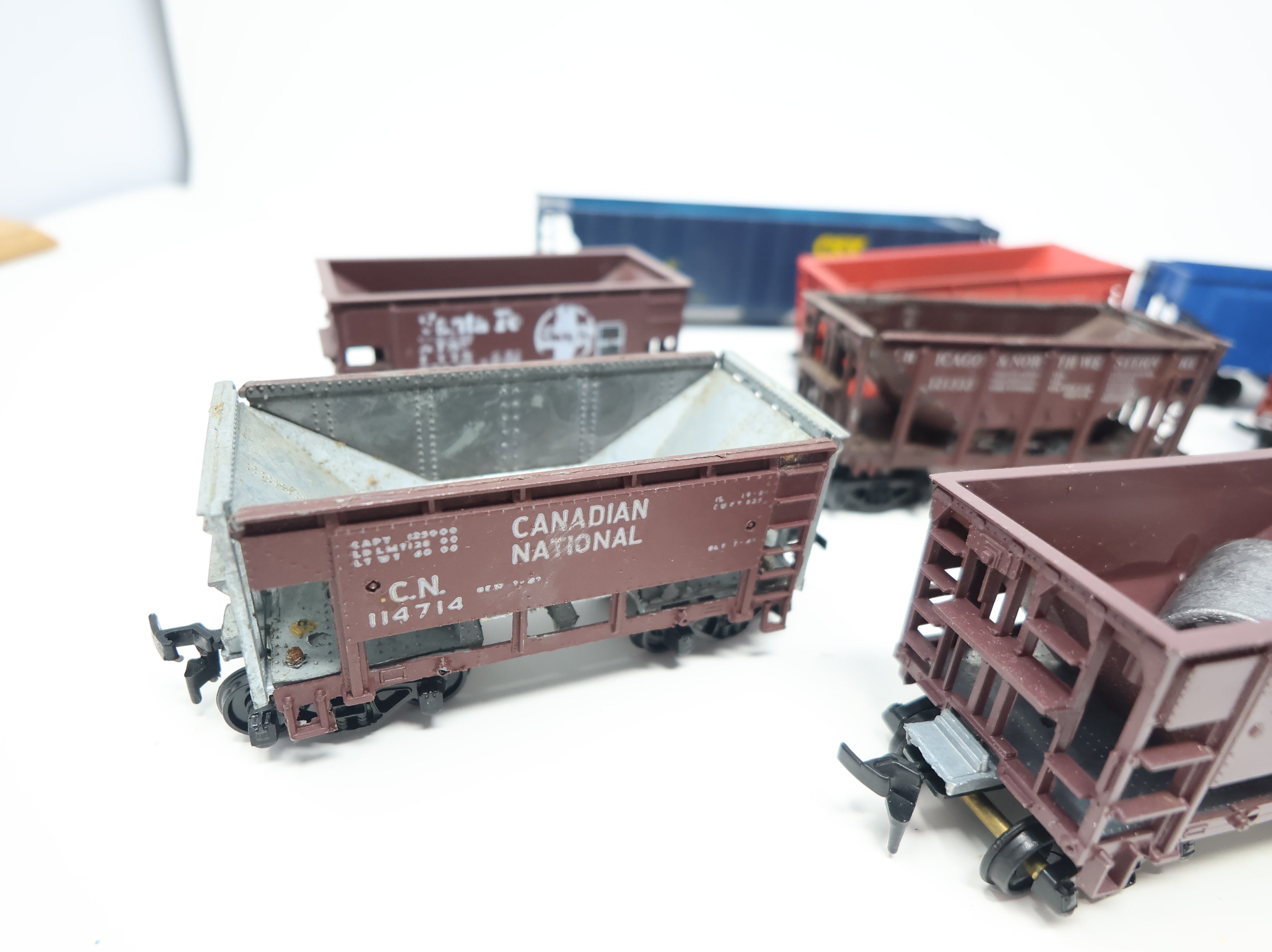 USED HO Scale Lot of Rough Hoppers & Ore Cars (10 pcs)