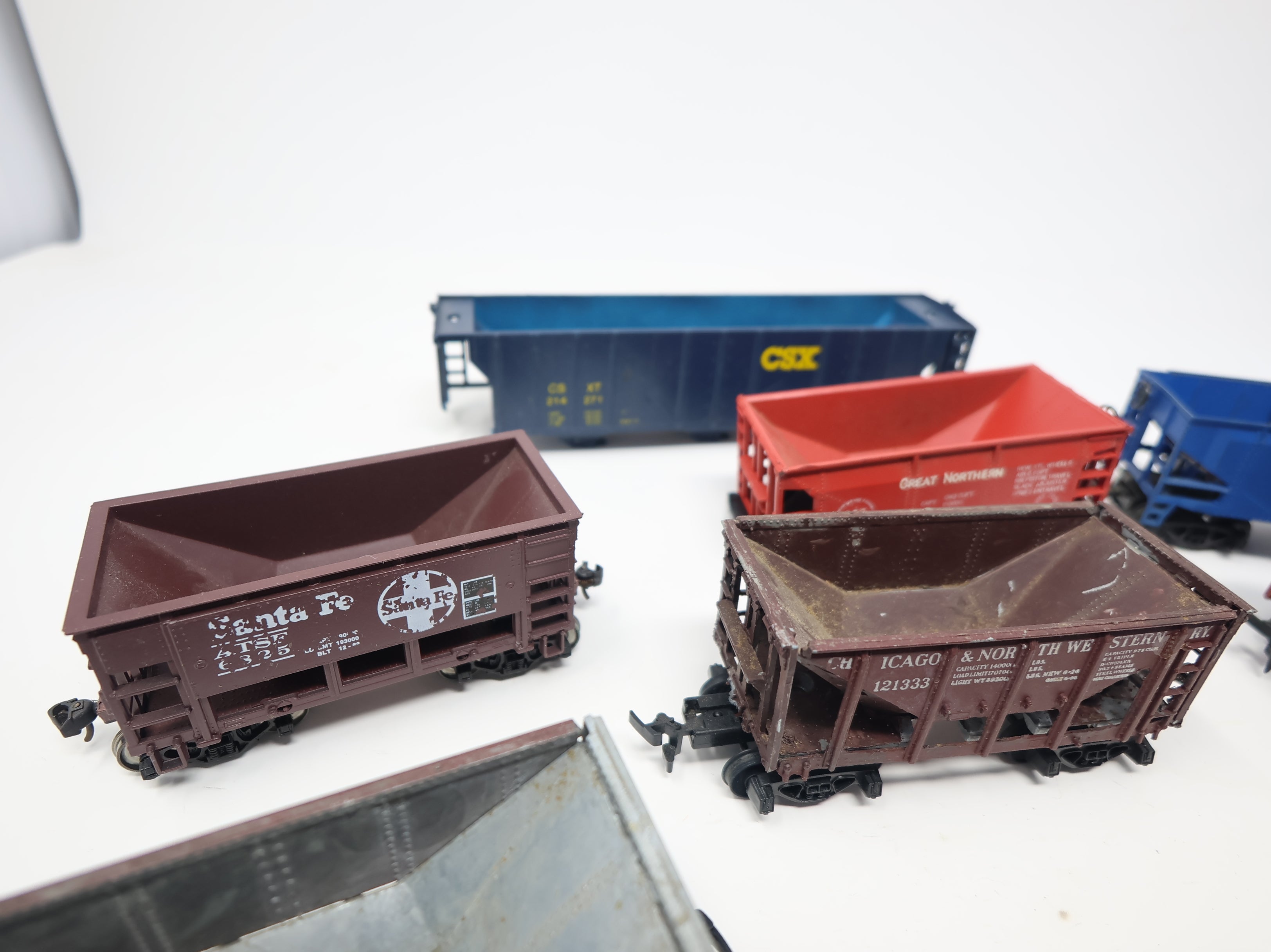 USED HO Scale Lot of Rough Hoppers & Ore Cars (10 pcs)