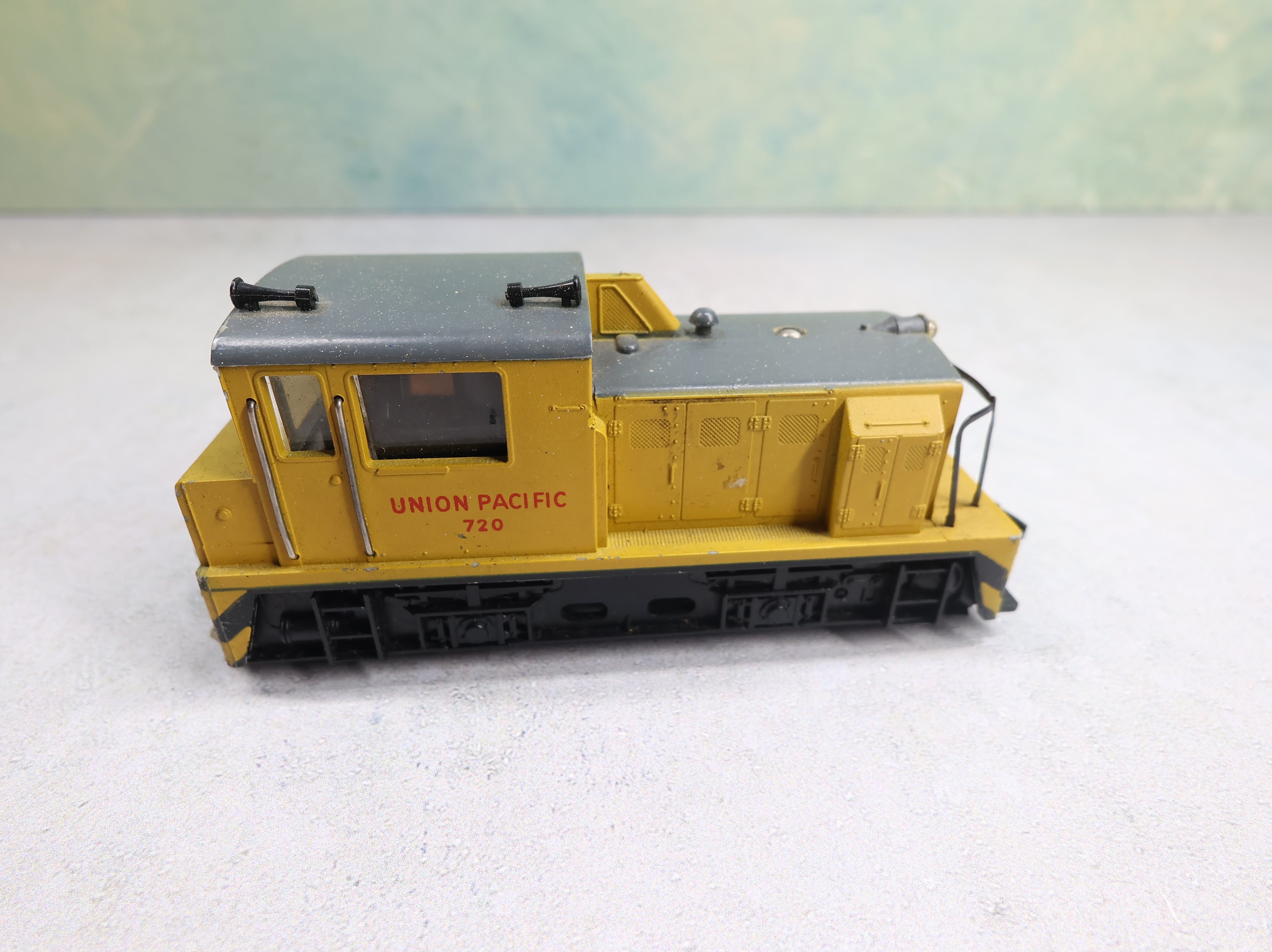 USED AHM HO Scale Diesel Locomotive Switcher Union Pacific #720 Runs Great DC