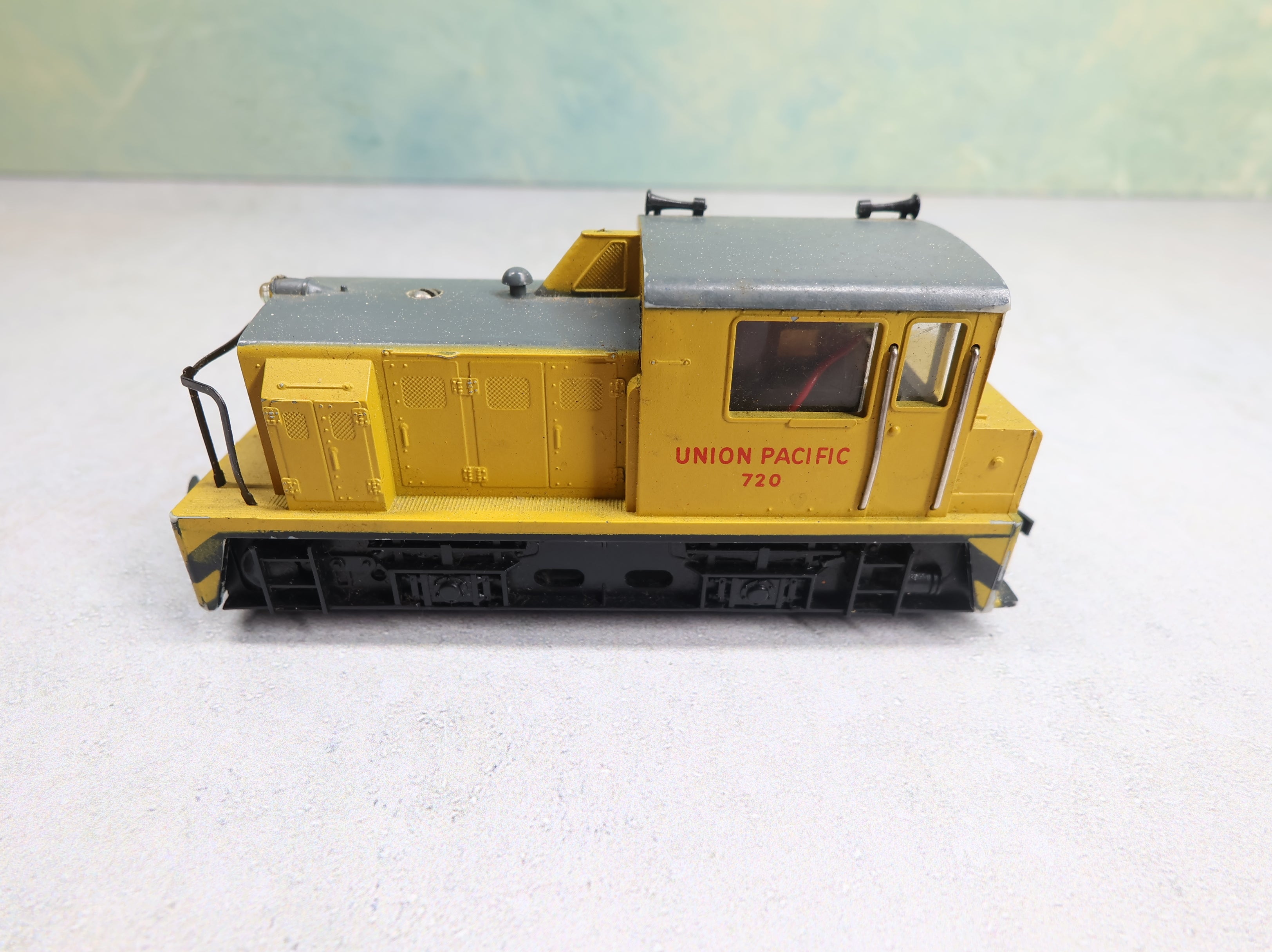 USED AHM HO Scale Diesel Locomotive Switcher Union Pacific #720 Runs Great DC