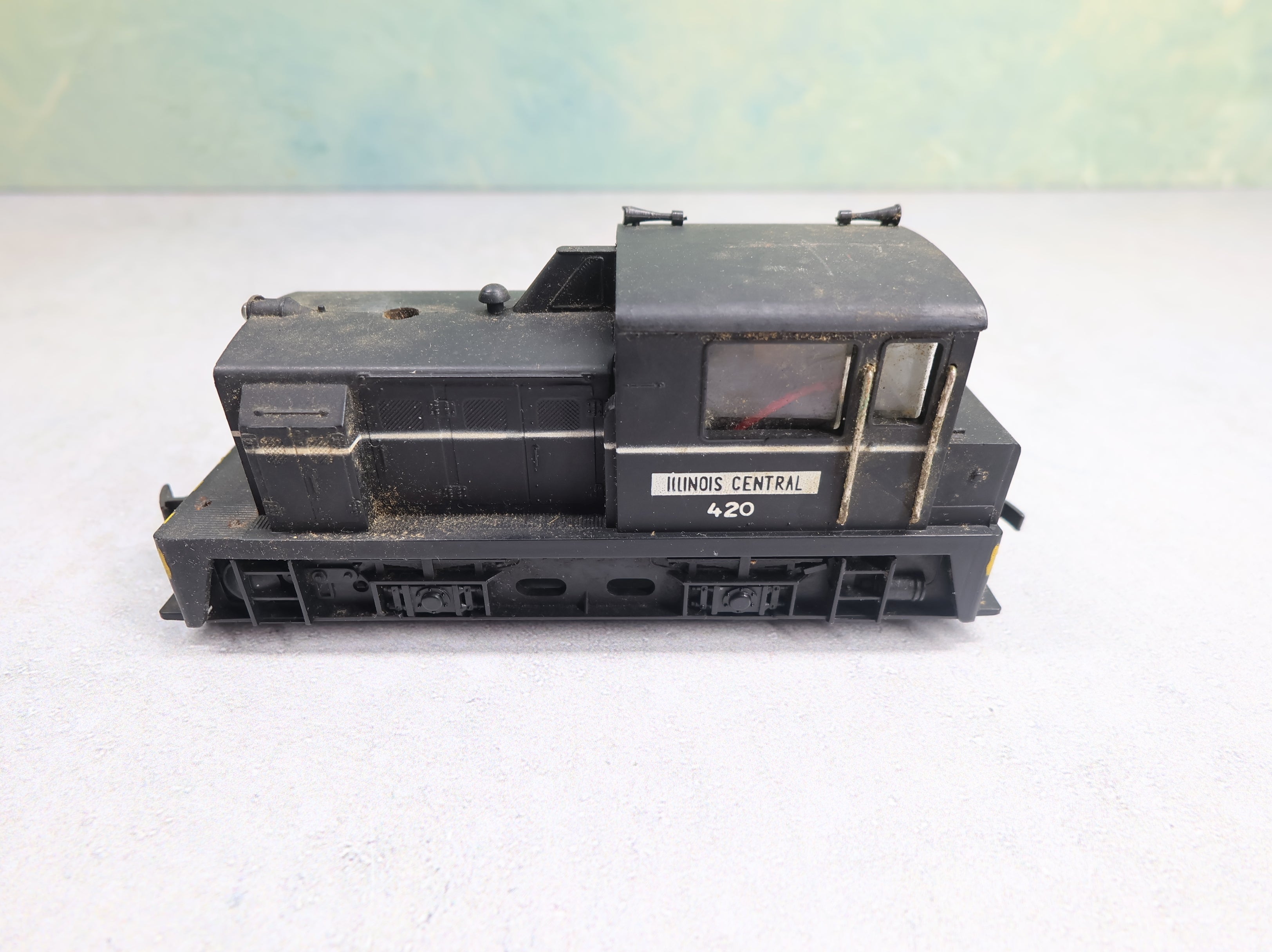 USED AHM HO Scale Diesel Locomotive Switcher Illinois Central #420 Runs Great DC