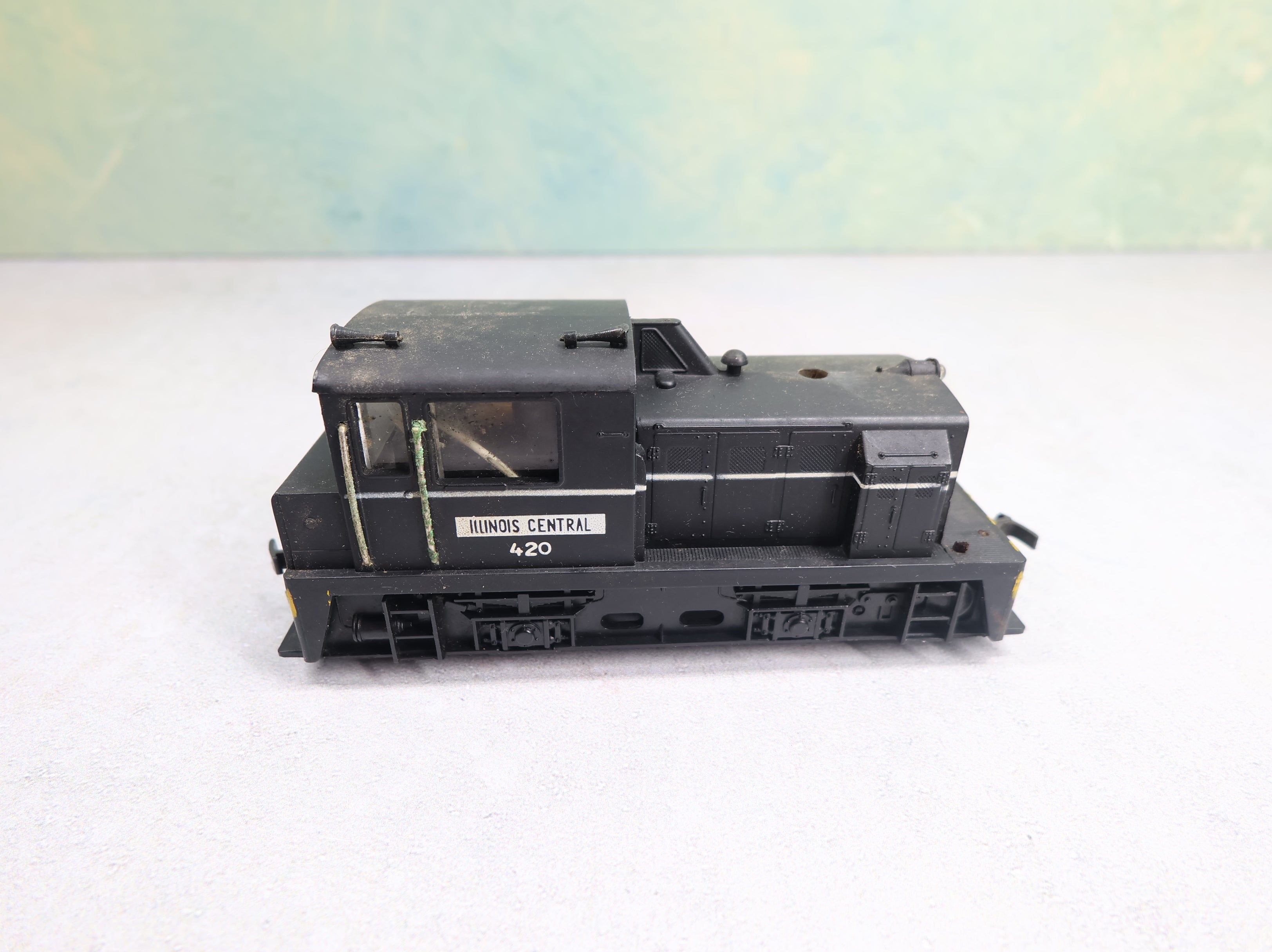 USED AHM HO Scale Diesel Locomotive Switcher Illinois Central #420 Runs Great DC